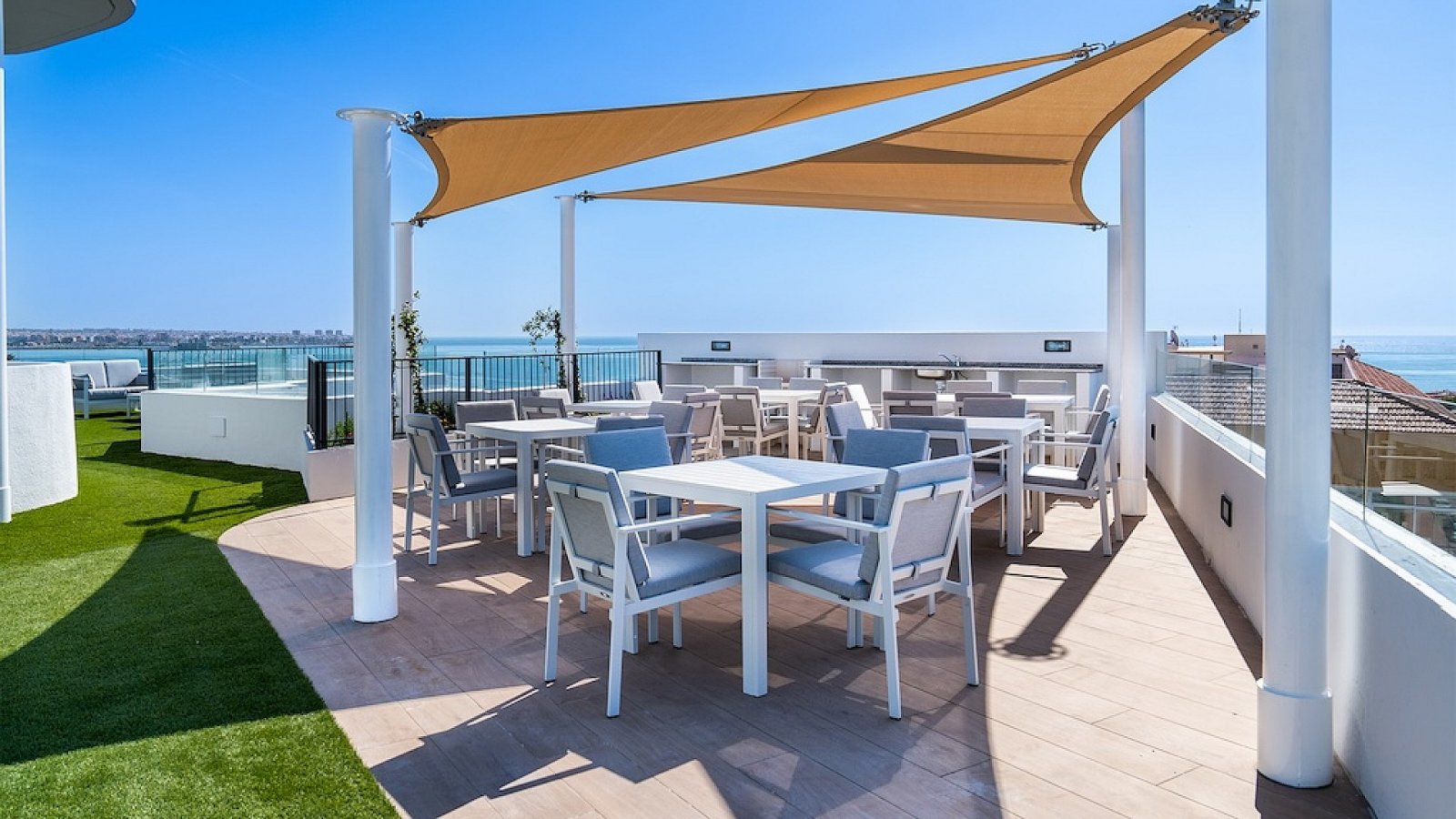 <p>Apartment with garden provided with 3 Bedrooms and 2 Bathrooms, infinity swimming pool and optional underground parking & storage room. </p><p>O...