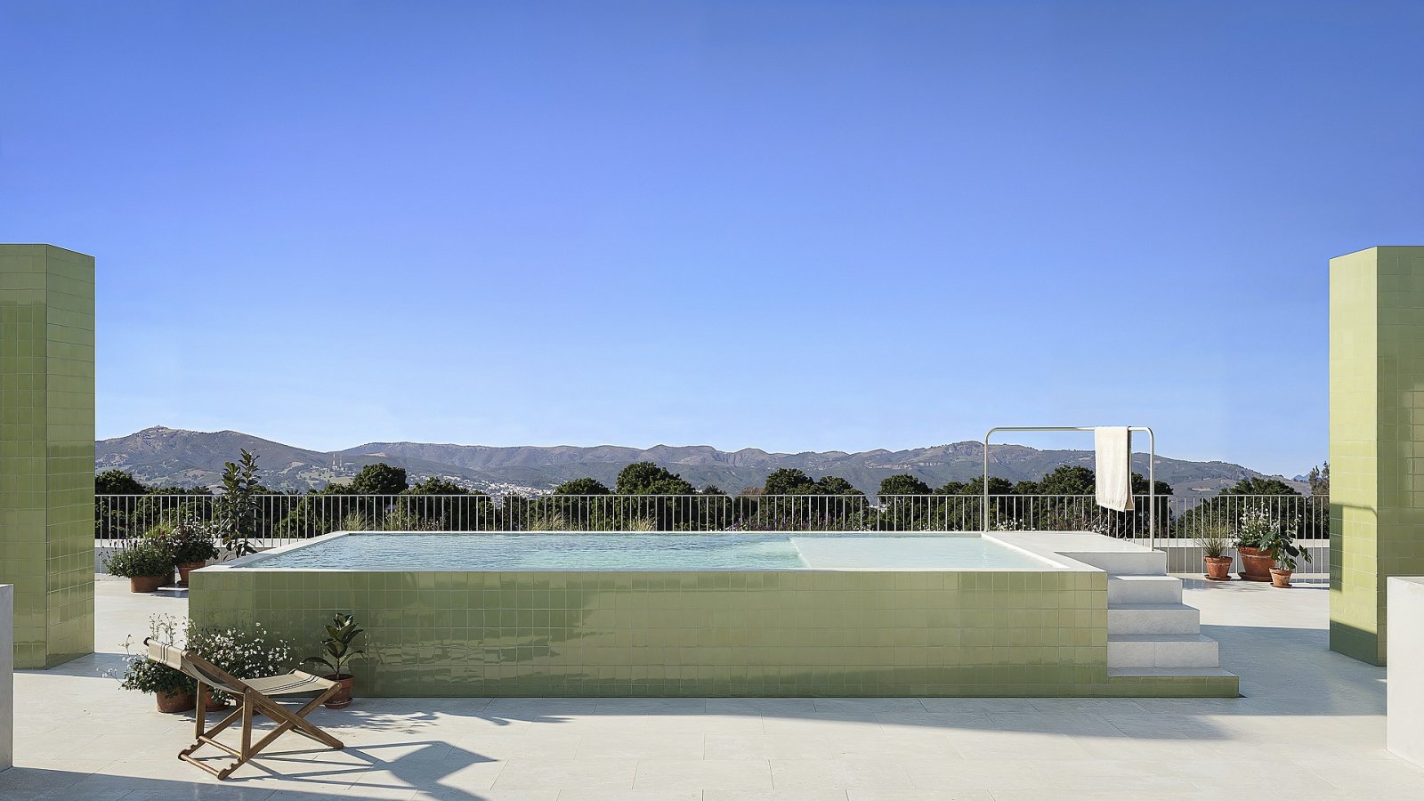 <p>Apartment with terrace provided with 3 Bedrooms and 2 Bathrooms, communal swimming pool and underground parking space with storage room. </p><p>...