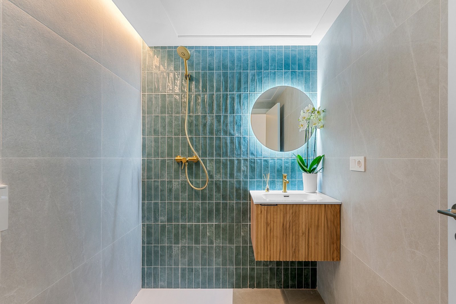 <p>Apartment with terrace provided with 3 Bedrooms and 2 Bathrooms, communal swimming pool and underground parking space with storage room. </p><p>...
