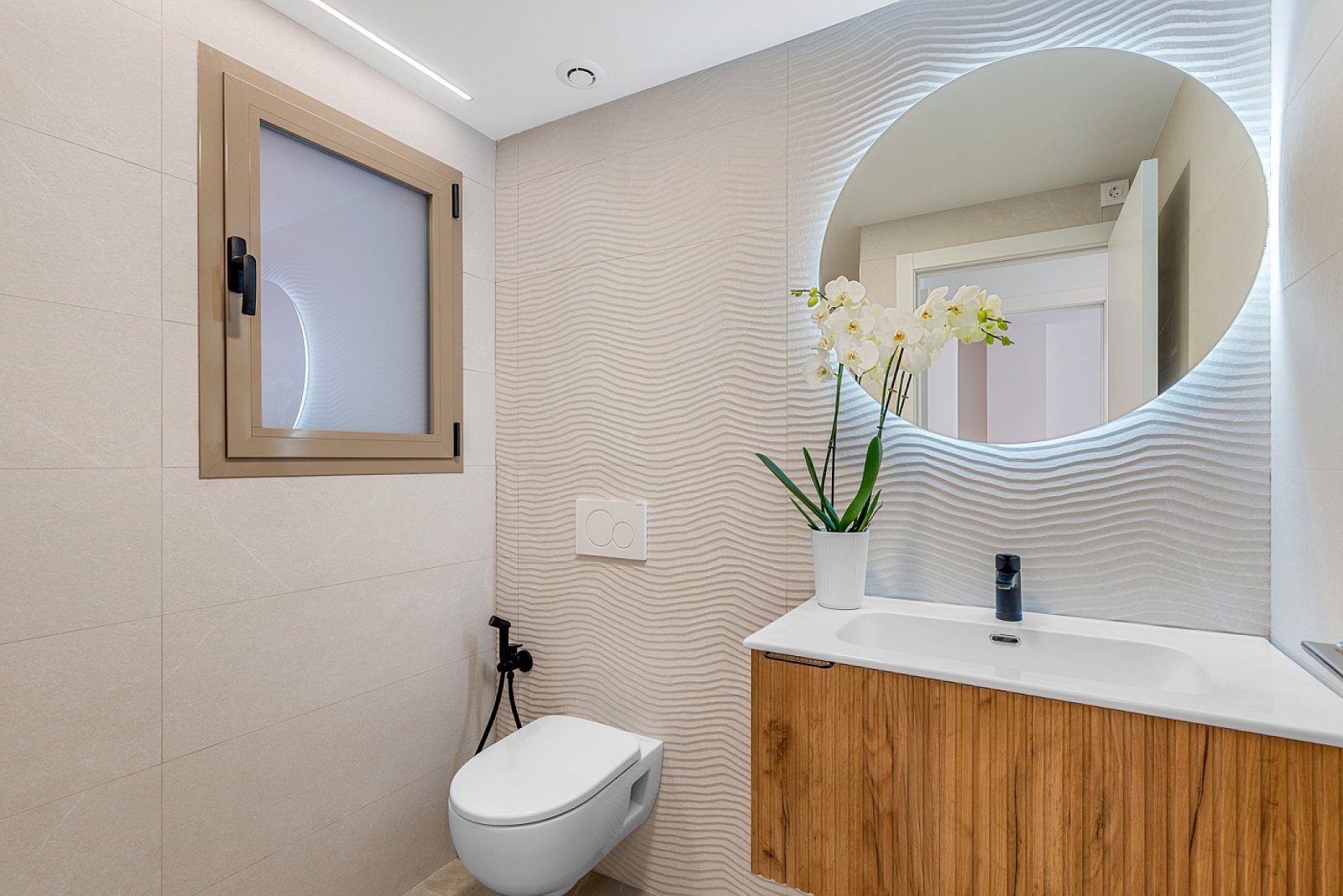 <p>Apartment with terrace provided with 3 Bedrooms and 2 Bathrooms, communal swimming pool and underground parking space with storage room. </p><p>...