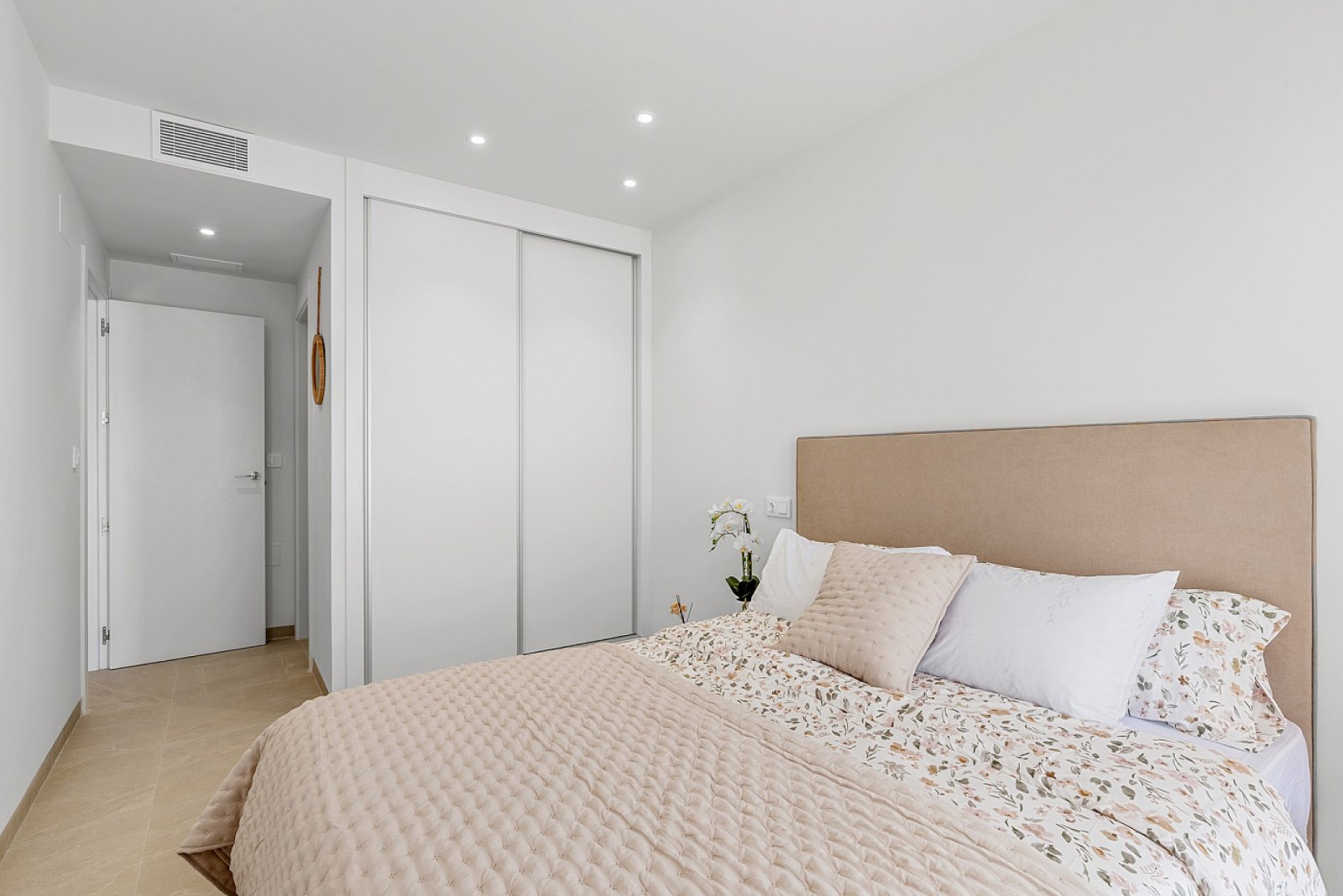 <p>Apartment with terrace provided with 3 Bedrooms and 2 Bathrooms, communal swimming pool and underground parking space with storage room. </p><p>...