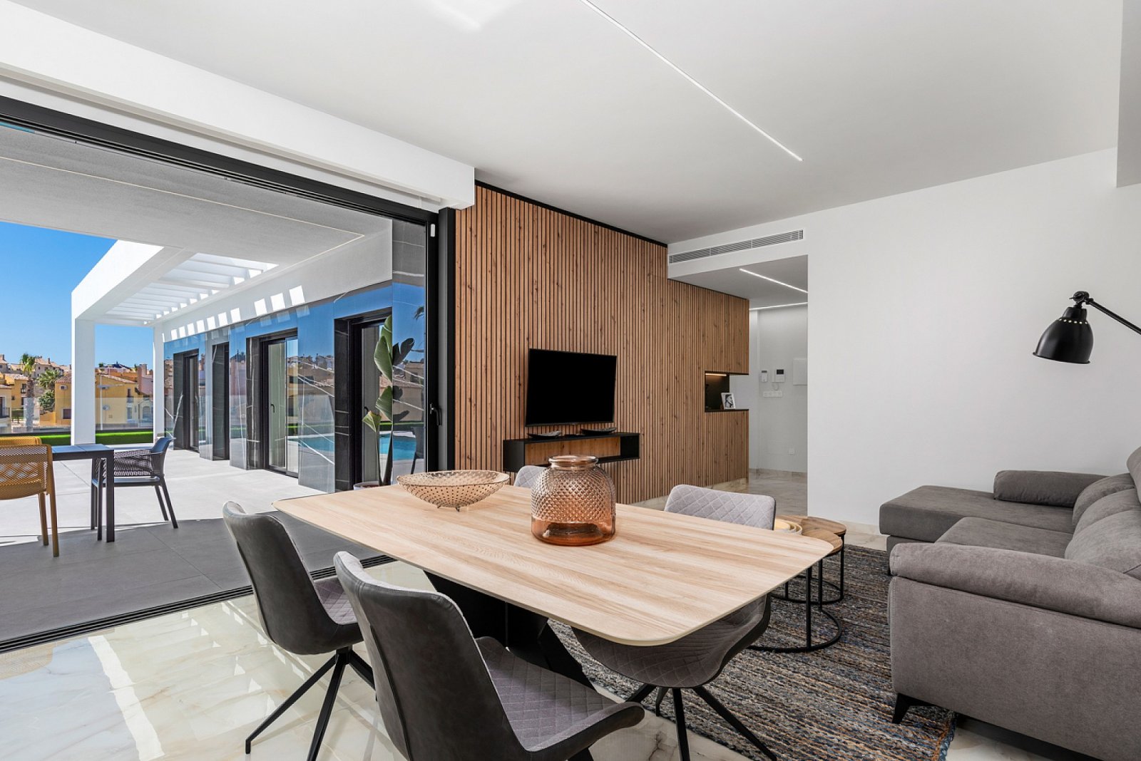 <p>Villa provided with 3 Bedrooms and 2 Bathrooms, private swimming pool and parking space on own plot. </p><p>This project of 40 villas offers the...