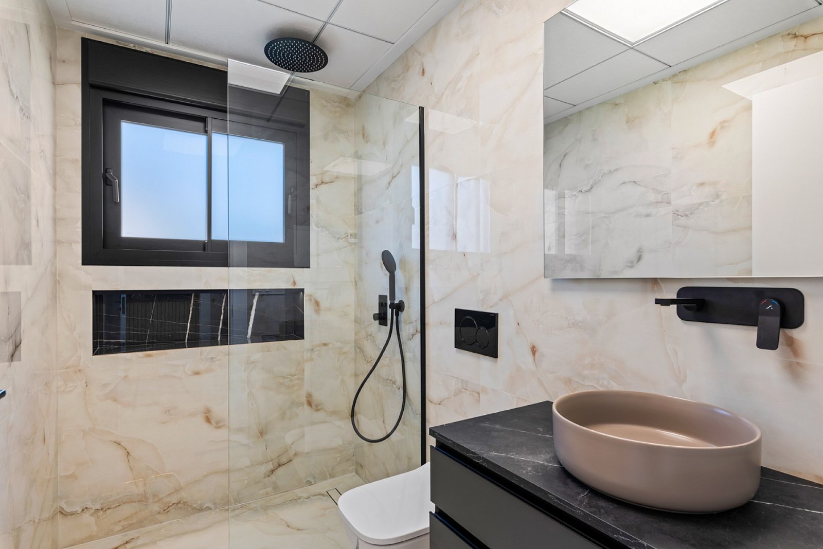 <p>Villa provided with 3 Bedrooms and 2 Bathrooms, private swimming pool and parking space on own plot. </p><p>This project of 40 villas offers the...