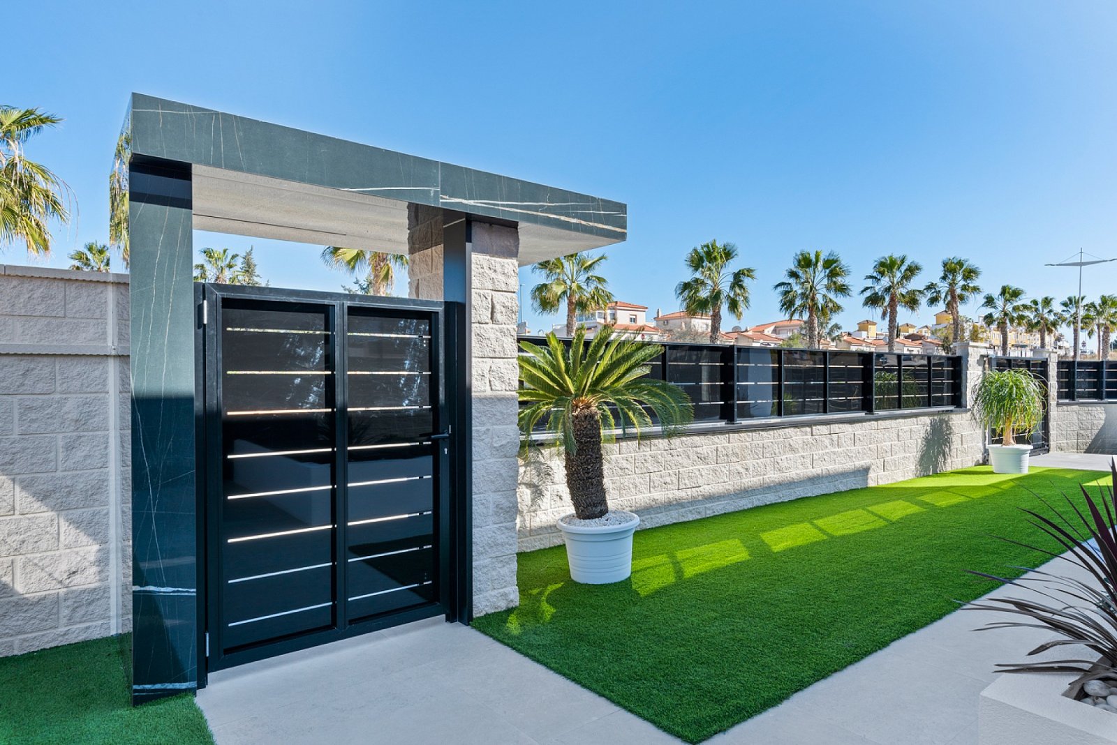 <p>Villa provided with 3 Bedrooms and 2 Bathrooms, private swimming pool and parking space on own plot. </p><p>This project of 40 villas offers the...