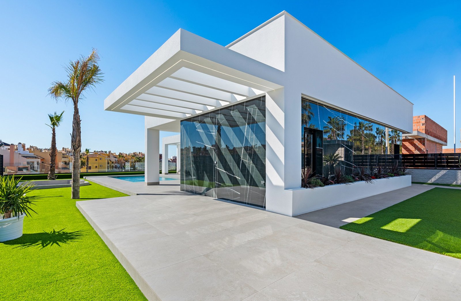 <p>Villa provided with 3 Bedrooms and 2 Bathrooms, private swimming pool and parking space on own plot. </p><p>This project of 40 villas offers the...