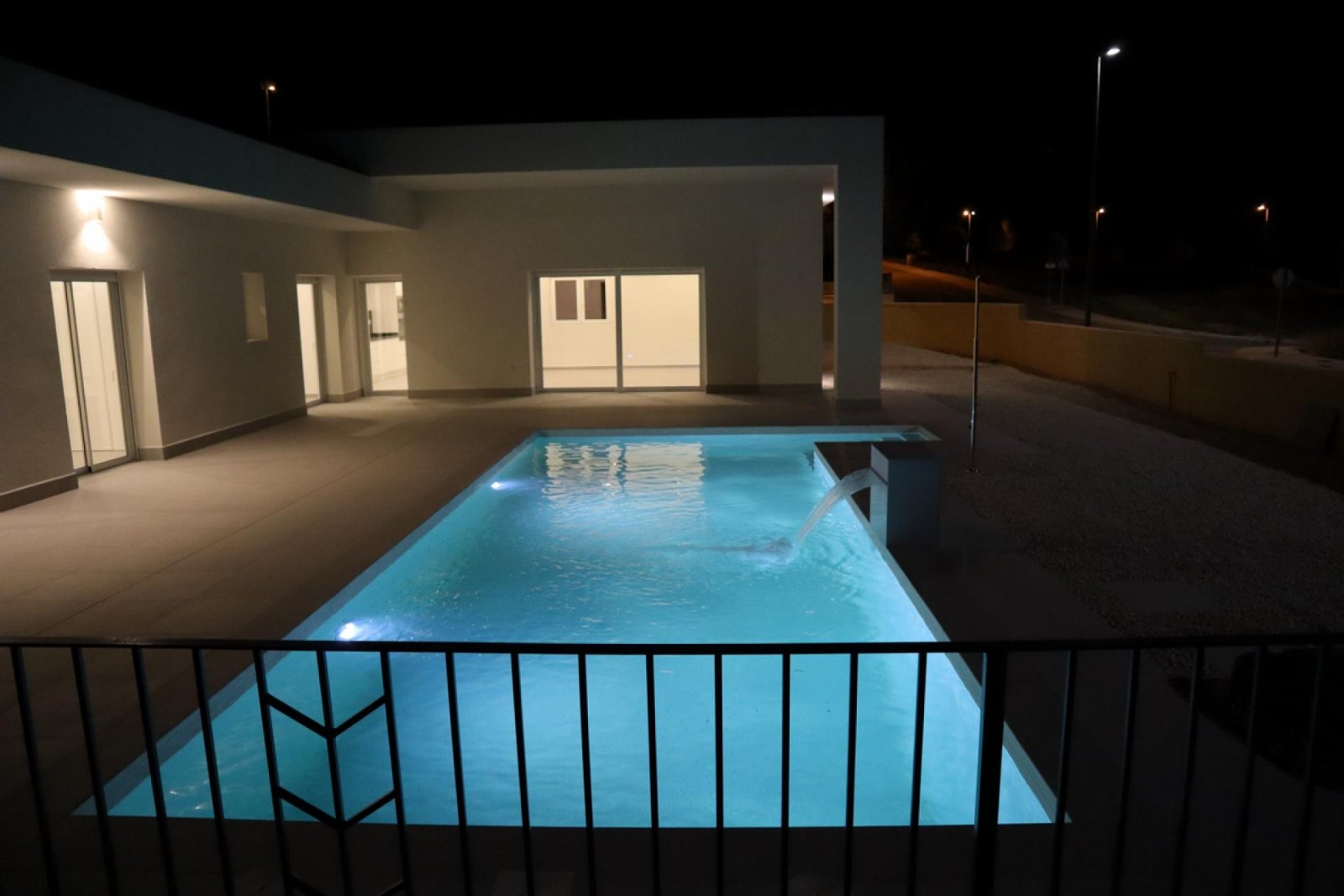 Moderne Neubau-Villa mit Pool & Traumgrundstück