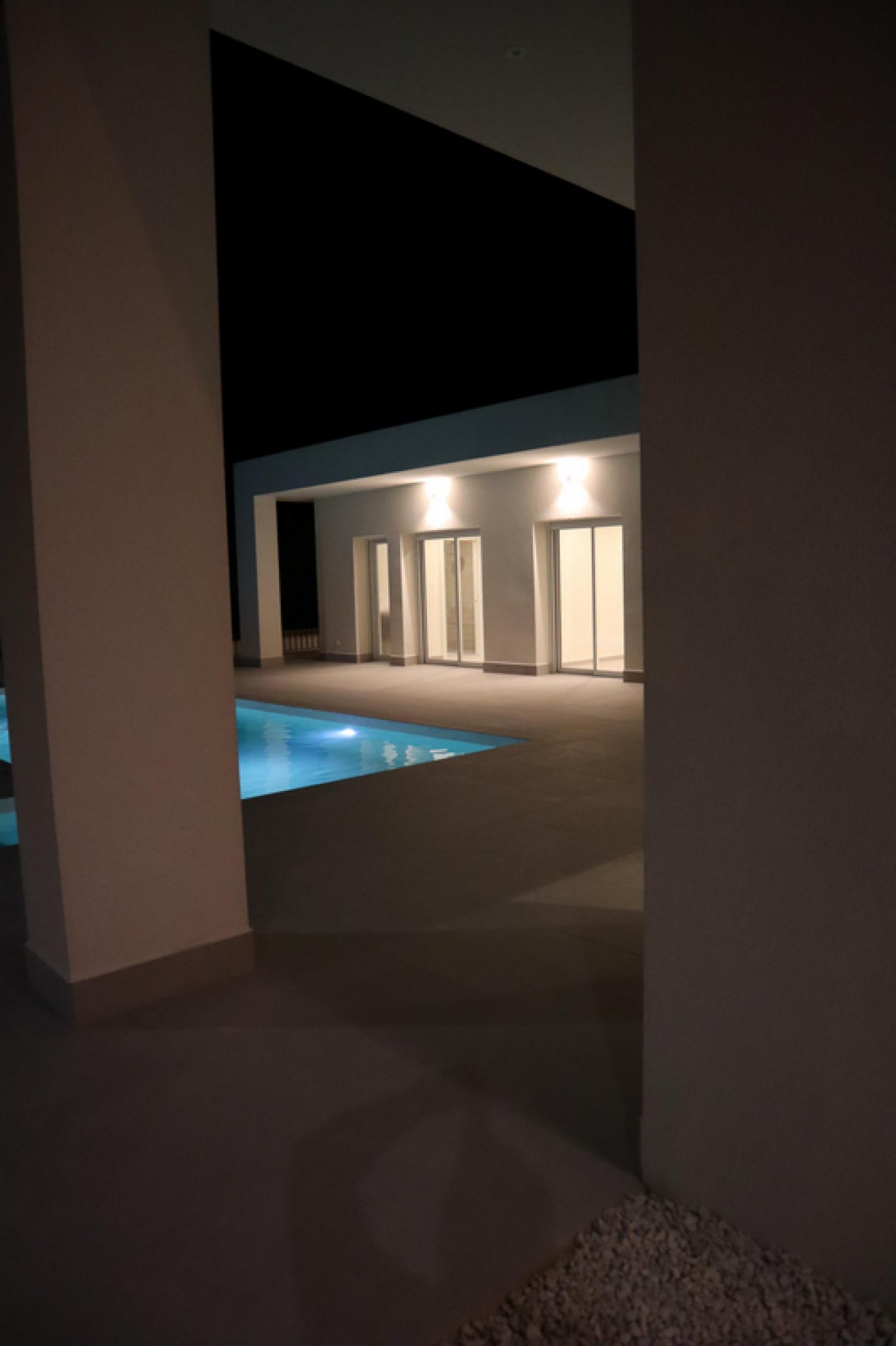 Moderne Neubau-Villa mit Pool & Traumgrundstück