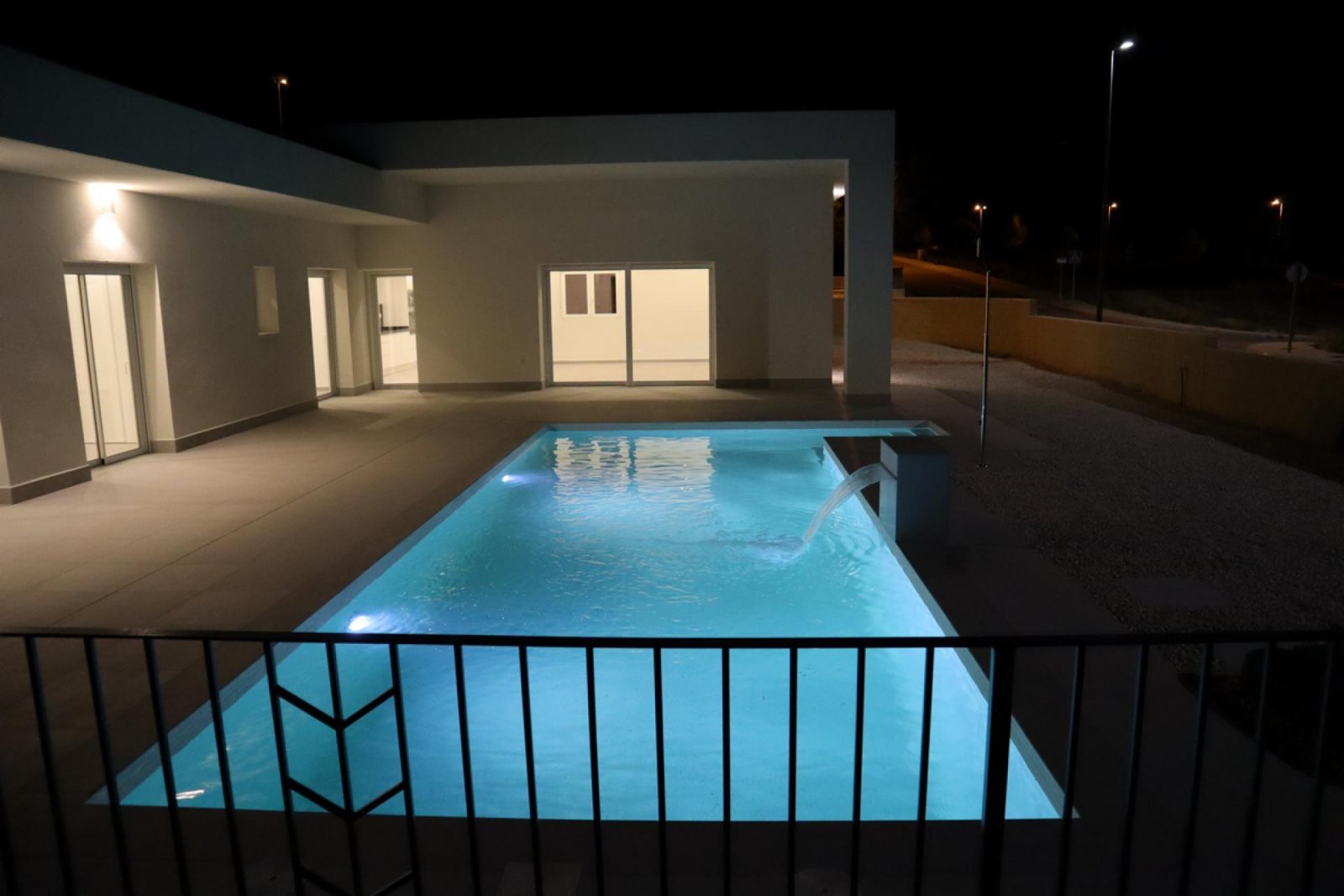 Moderne Neubau-Villa mit Pool & Traumgrundstück