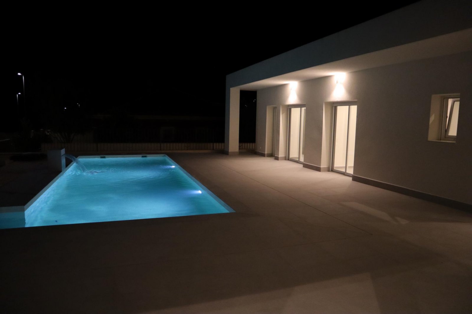Moderne Neubau-Villa mit Pool & Traumgrundstück