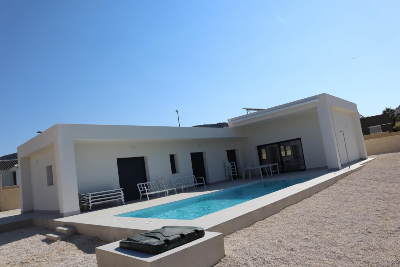 Moderne Neubau-Villa mit Pool & Traumgrundstück