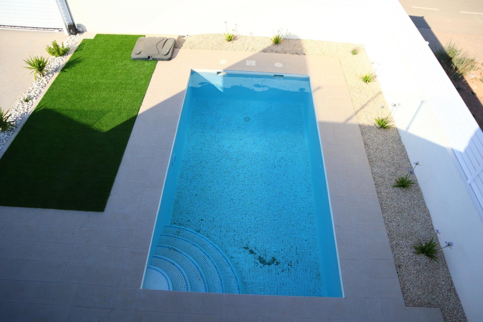 <p>Villa provided with 3 Bedrooms and 3 Bathrooms, private swimming pool and parking space on own plot. </p><p>New modern villa in Aspe, inland Ali...