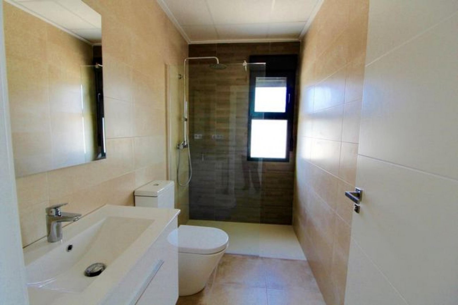 <p>Villa provided with 3 Bedrooms and 3 Bathrooms, private swimming pool and parking space on own plot. </p><p>New modern villa in Aspe, inland Ali...