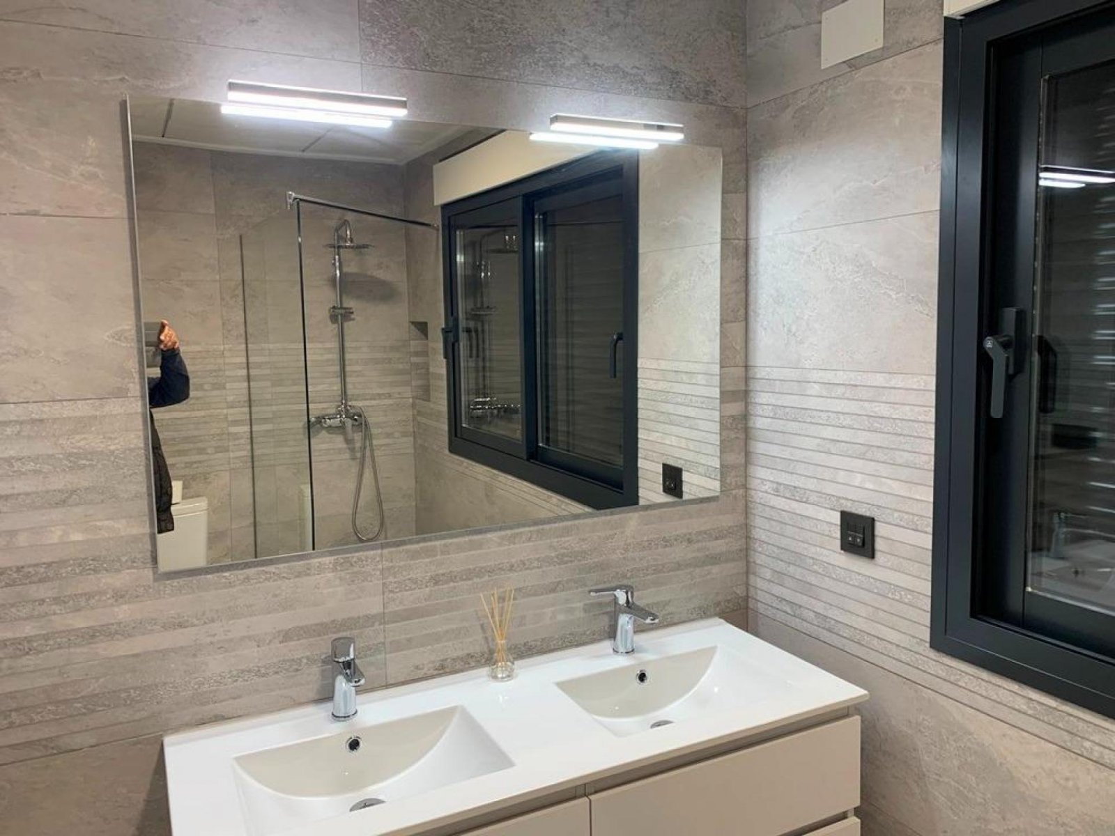 <p>Villa provided with 3 Bedrooms and 2 Bathrooms, optional swimming pool and parking space on own plot. </p><p>Modern New Build Villa in various c...