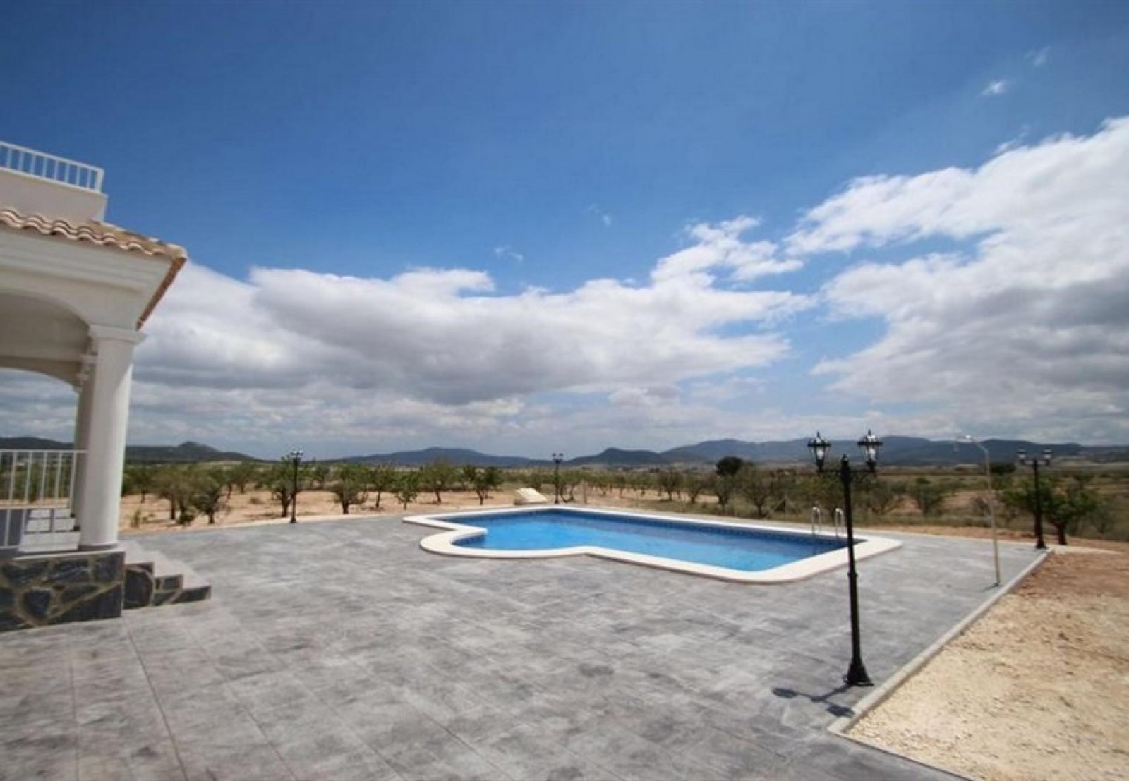 Maßgeschneiderte Villen mit Pool und Gästehaus in Alicante