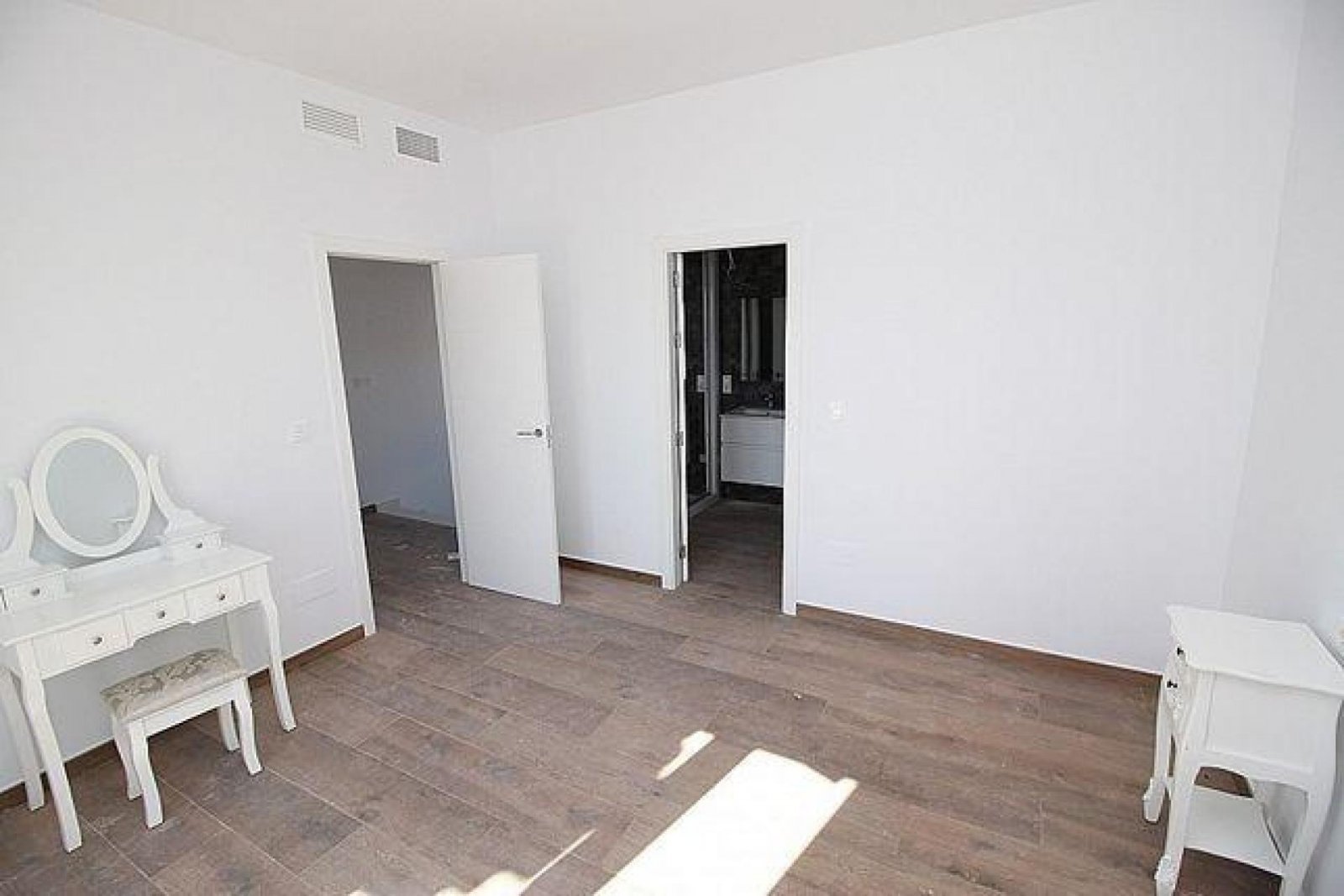 Maßgeschneiderte Villen mit Pool und Gästehaus in Alicante