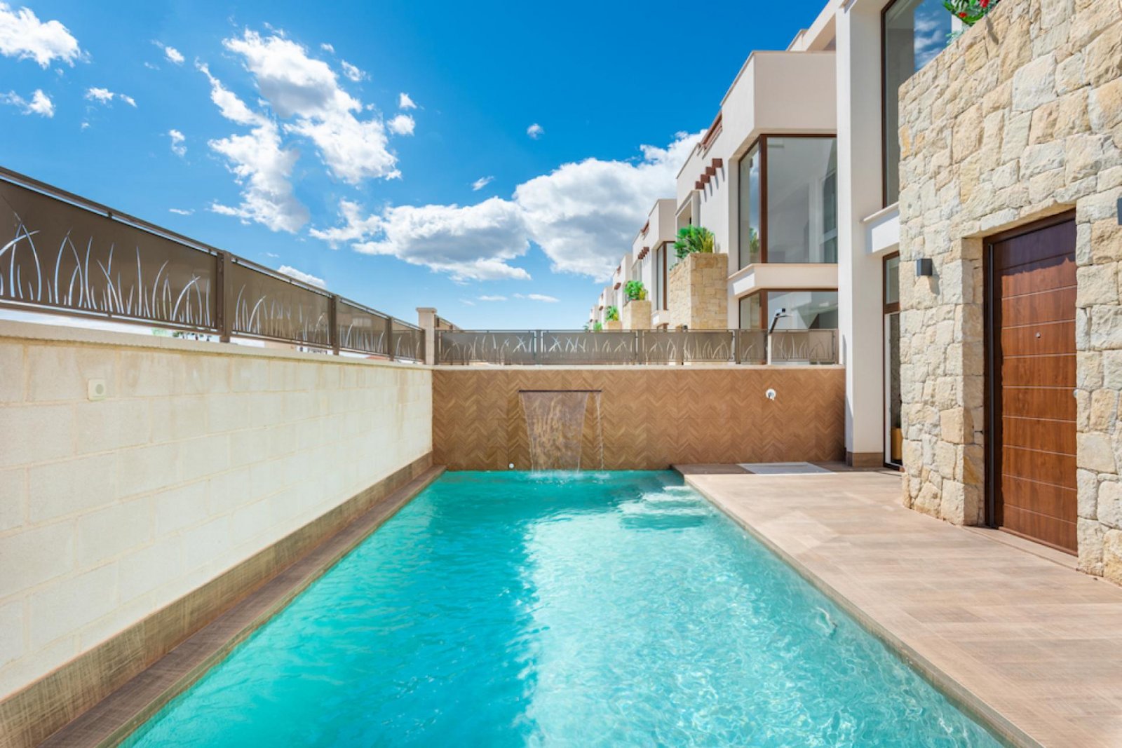 <p>Villa provided with 3 Bedrooms and 3 Bathrooms, private swimming pool and parking space on own plot. </p><p>This new residence consists of 11 in...