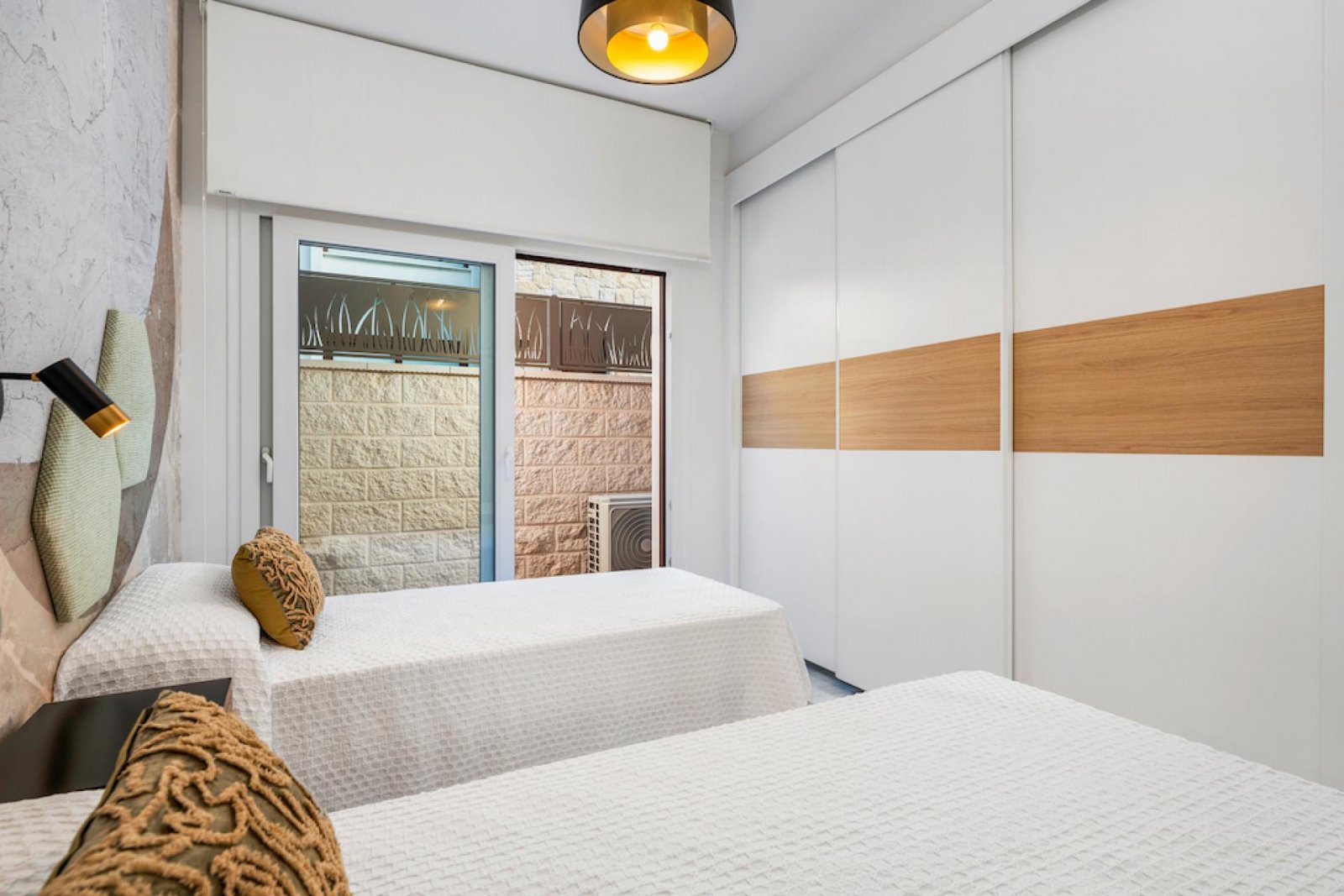 <p>Villa provided with 3 Bedrooms and 3 Bathrooms, private swimming pool and parking space on own plot. </p><p>This new residence consists of 11 in...