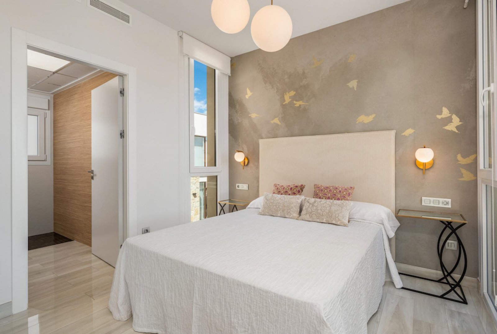 <p>Villa provided with 3 Bedrooms and 3 Bathrooms, private swimming pool and parking space on own plot. </p><p>This new residence consists of 11 in...