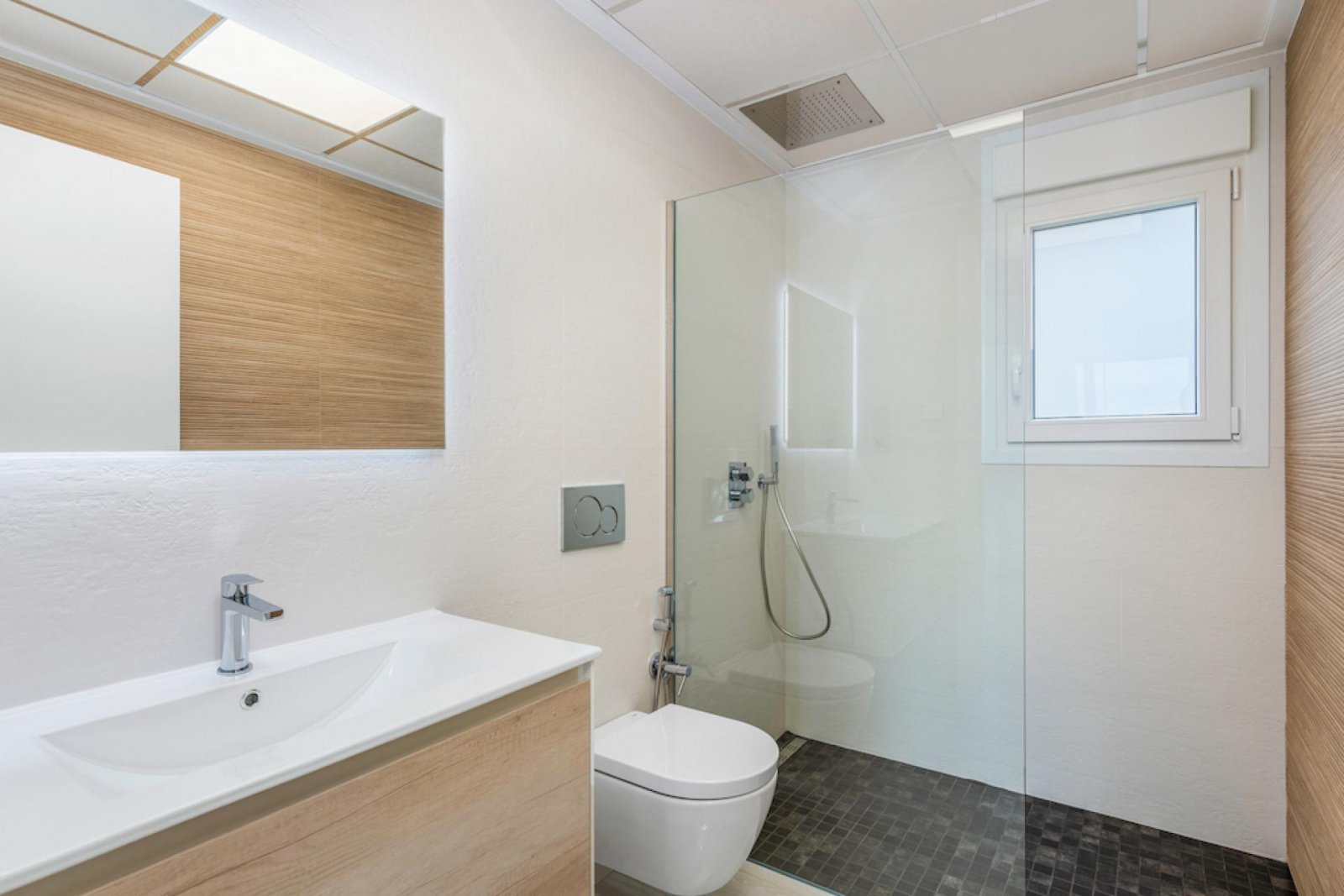 <p>Villa provided with 3 Bedrooms and 3 Bathrooms, private swimming pool and parking space on own plot. </p><p>This new residence consists of 11 in...