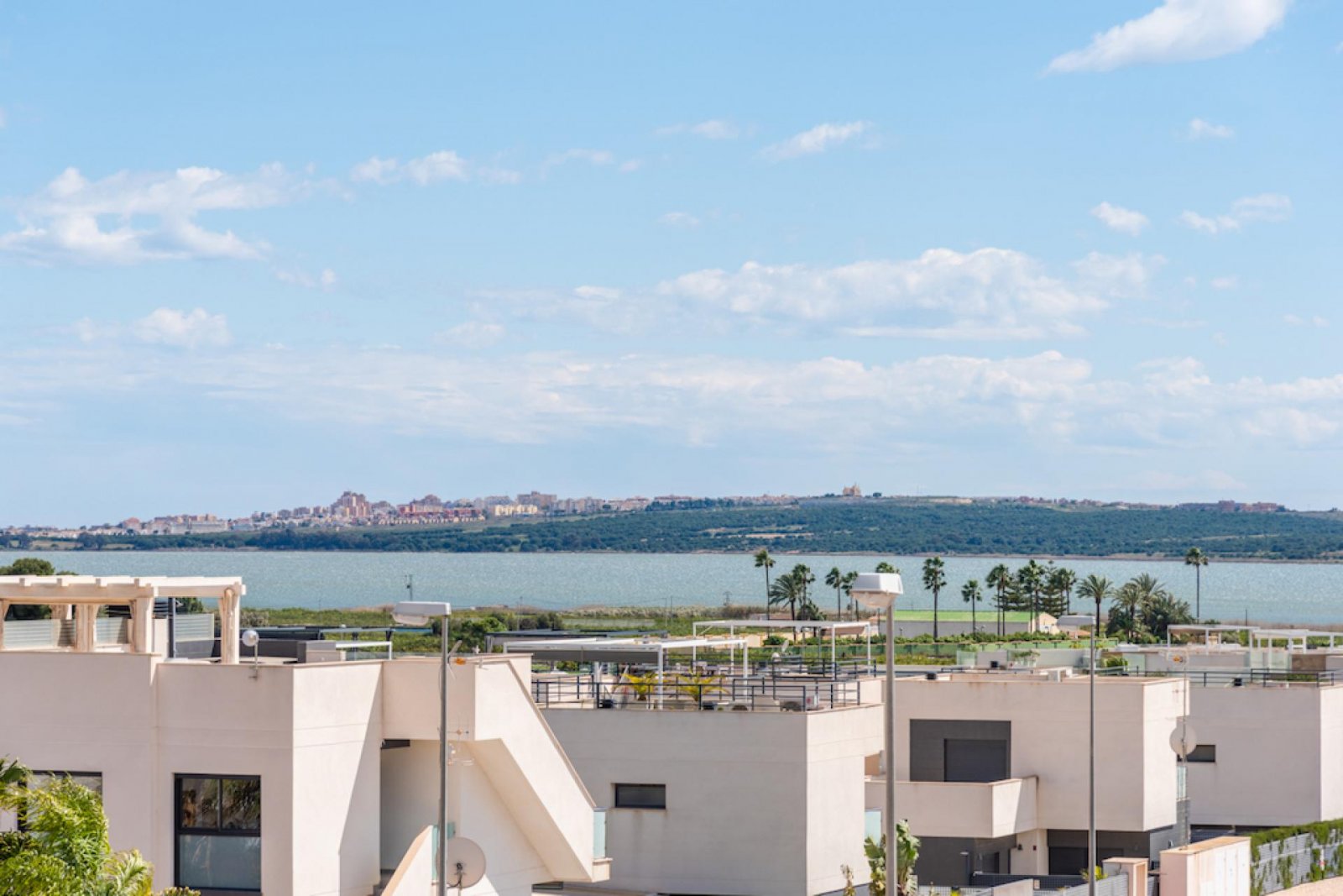 <p>Villa provided with 3 Bedrooms and 3 Bathrooms, private swimming pool and parking space on own plot. </p><p>This new residence consists of 11 in...