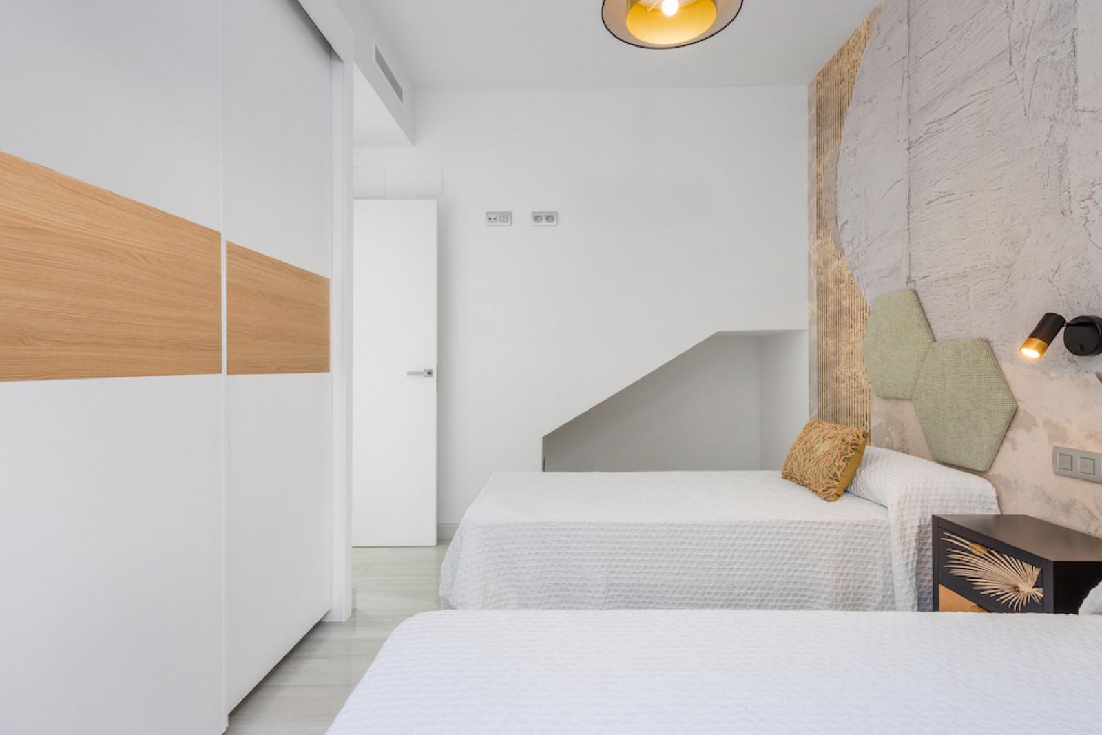 <p>Villa provided with 3 Bedrooms and 3 Bathrooms, private swimming pool and parking space on own plot. </p><p>This new residence consists of 11 in...