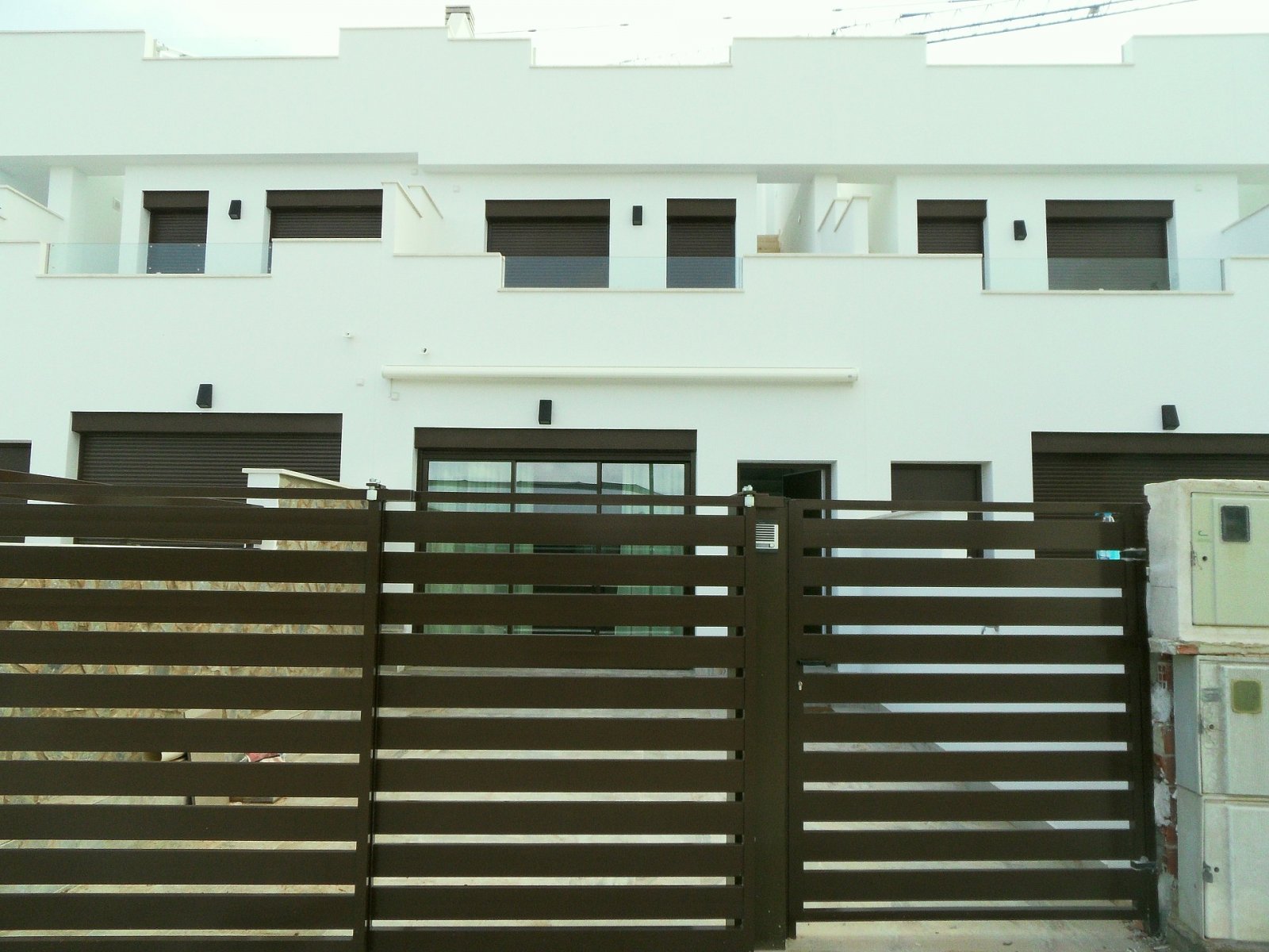 <p>Terraced villa provided with 3 Bedrooms and 3 Bathrooms, communal swimming pool and parking space on own plot. </p><p>Pilar de la Horadada is a ...