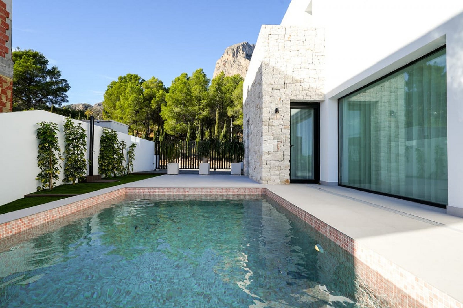 <p>Villa with basement provided with 3 Bedrooms and 3 Bathrooms, infinity swimming pool and underground garage with cellar. </p><p>Prime location c...