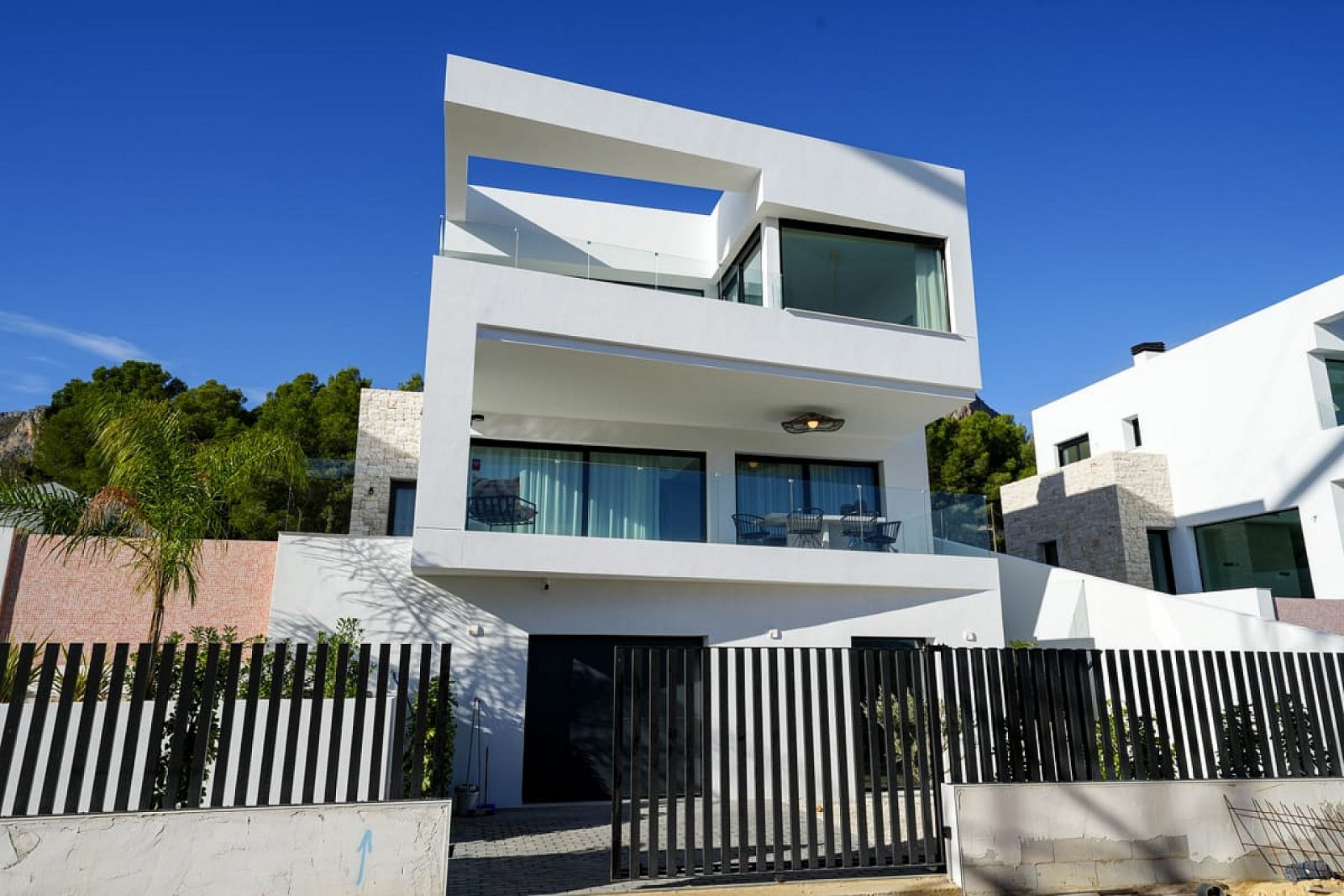 <p>Villa with basement provided with 3 Bedrooms and 3 Bathrooms, infinity swimming pool and underground garage with cellar. </p><p>Prime location c...