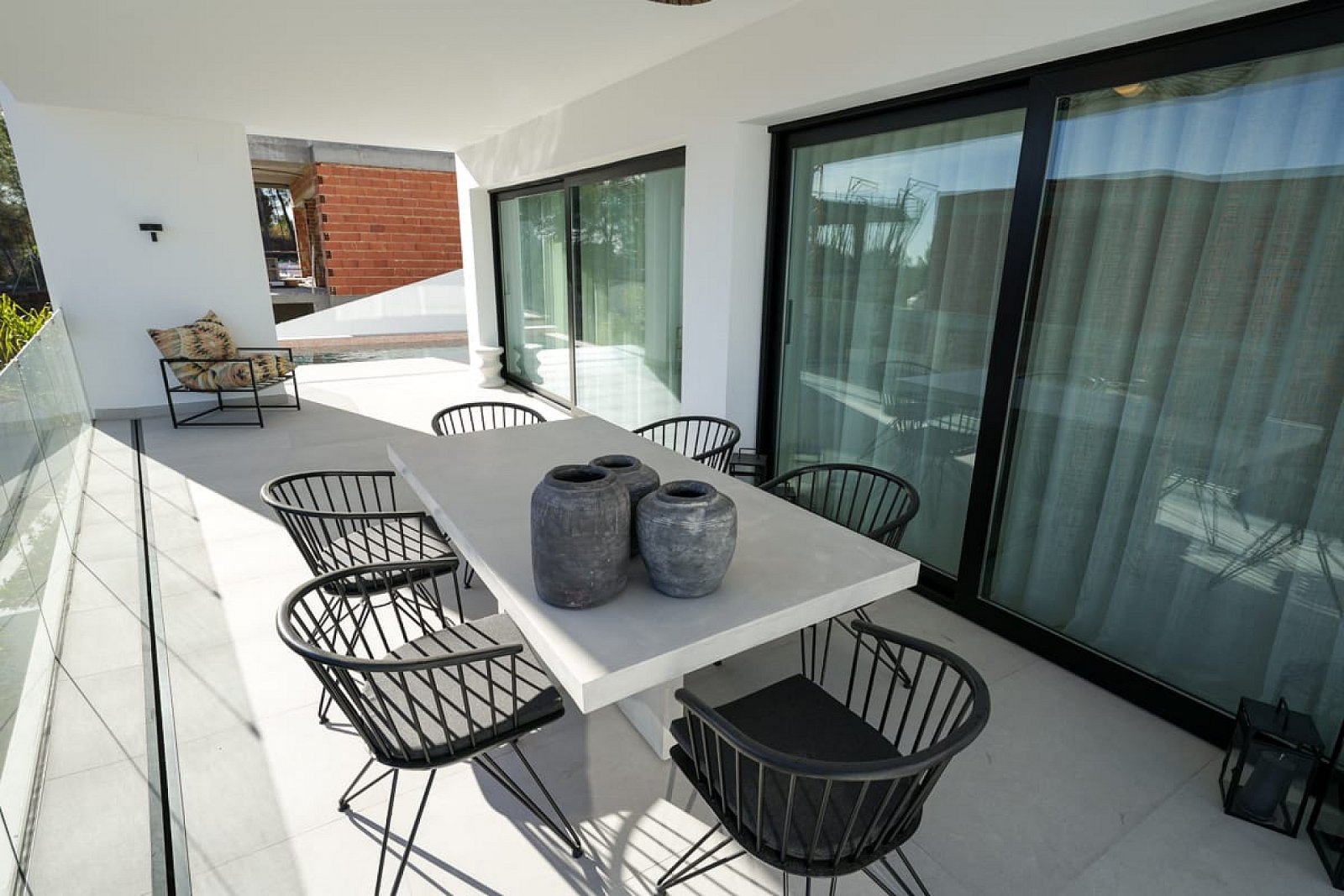 <p>Villa with basement provided with 3 Bedrooms and 3 Bathrooms, infinity swimming pool and underground garage with cellar. </p><p>Prime location c...