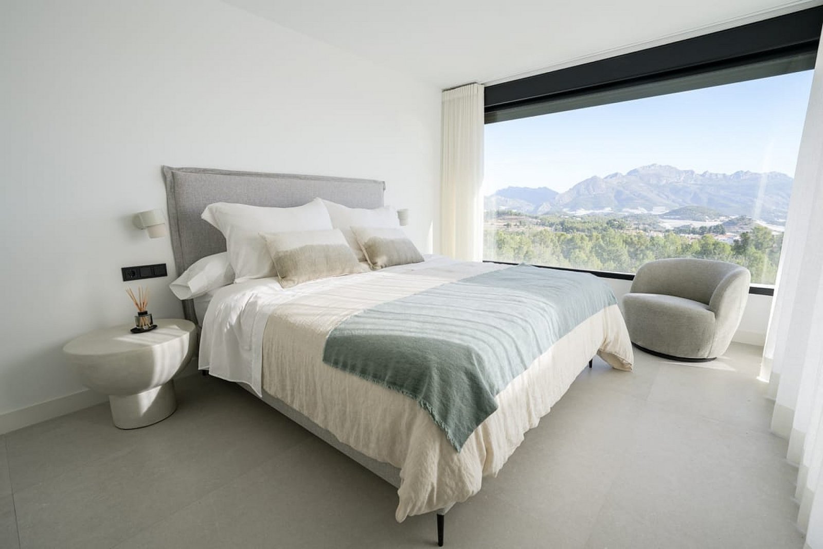 <p>Villa with basement provided with 3 Bedrooms and 3 Bathrooms, infinity swimming pool and underground garage with cellar. </p><p>Prime location c...