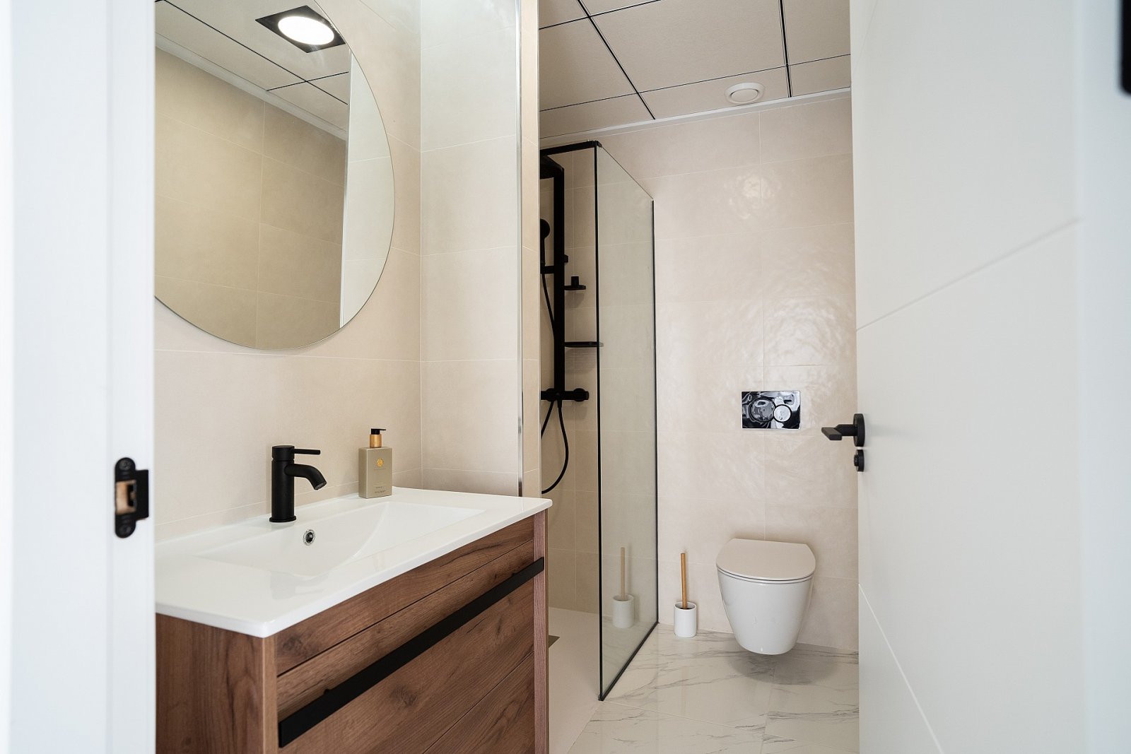 Stilvolles Apartment mit Gemeinschaftspool und Privatparkplatz