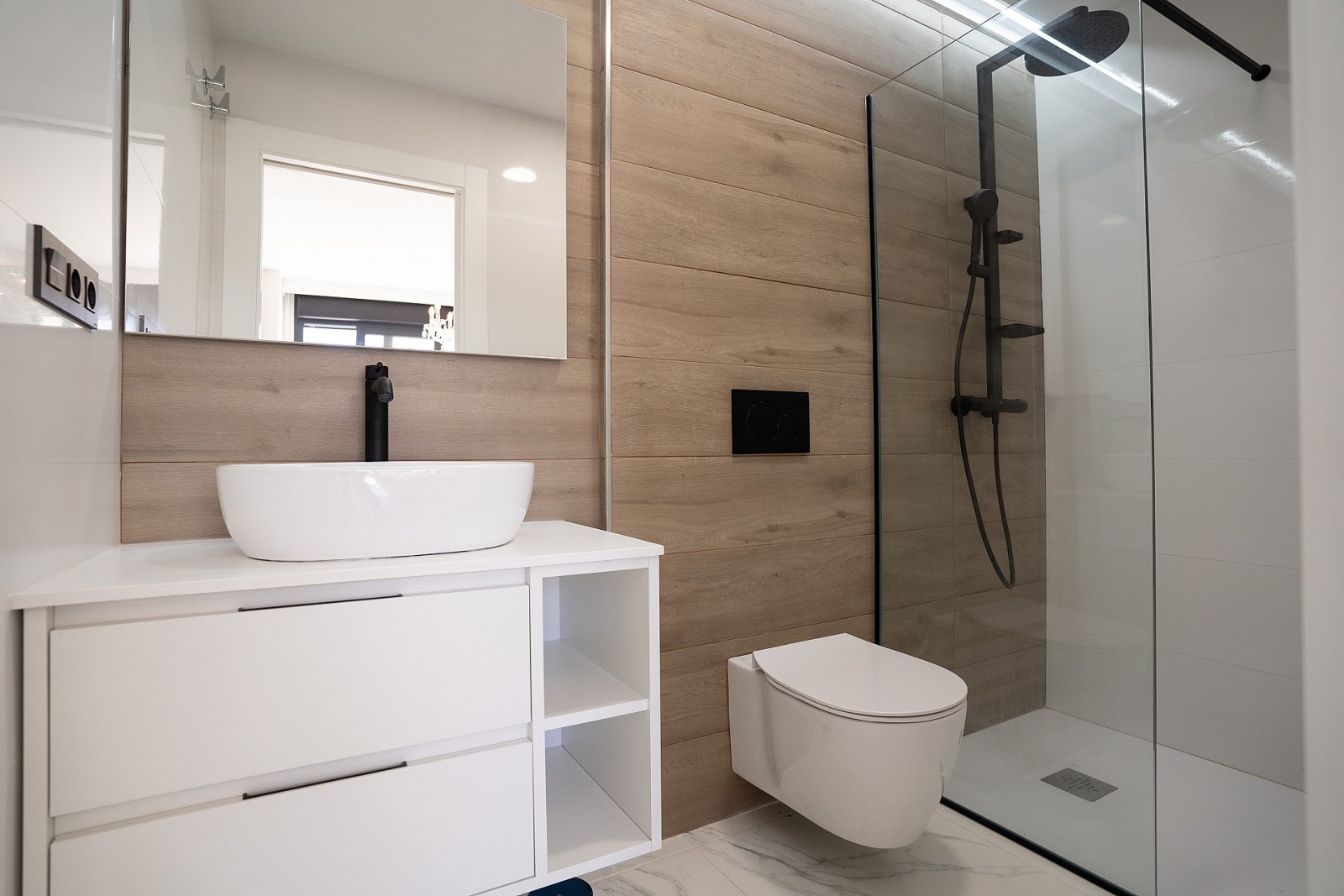 Stilvolles Apartment mit Gemeinschaftspool und Privatparkplatz