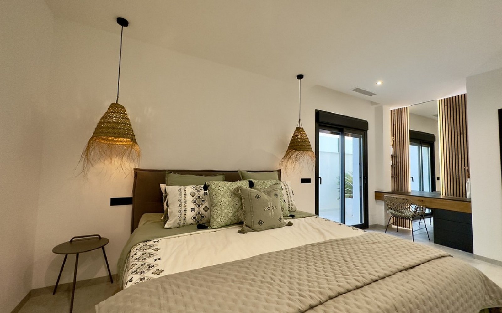 <p>Apartment with garden provided with 4 Bedrooms and 3 Bathrooms, communal swimming pool and private parking space within domain. </p>