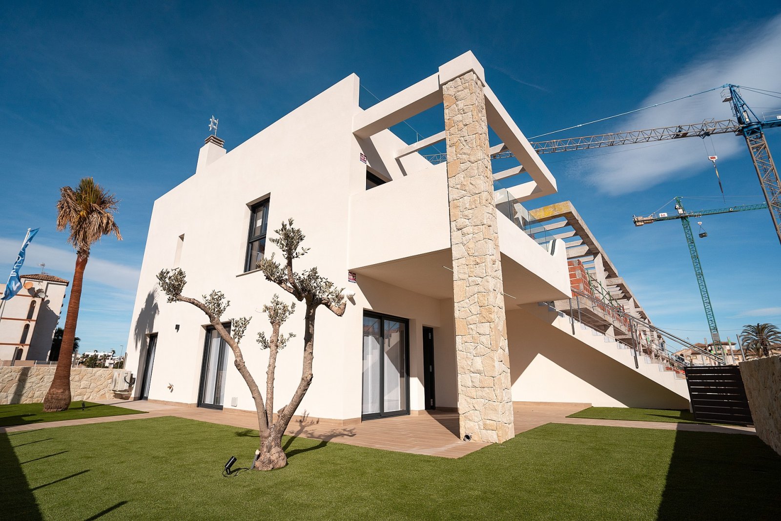 Hochwertige Apartments mit Dachterrasse, Pool & Tiefgarage