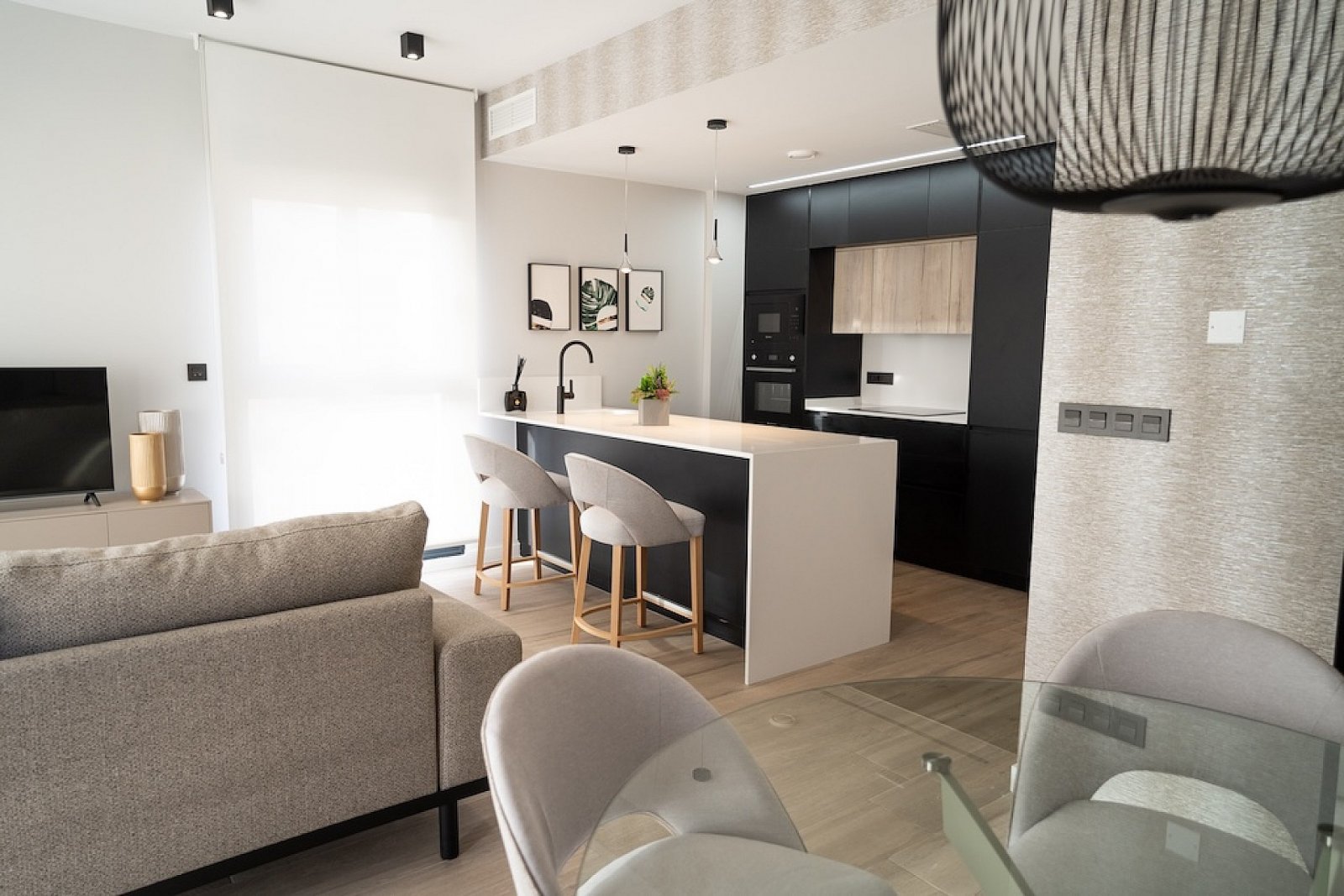 Hochwertige Apartments mit Dachterrasse, Pool & Tiefgarage