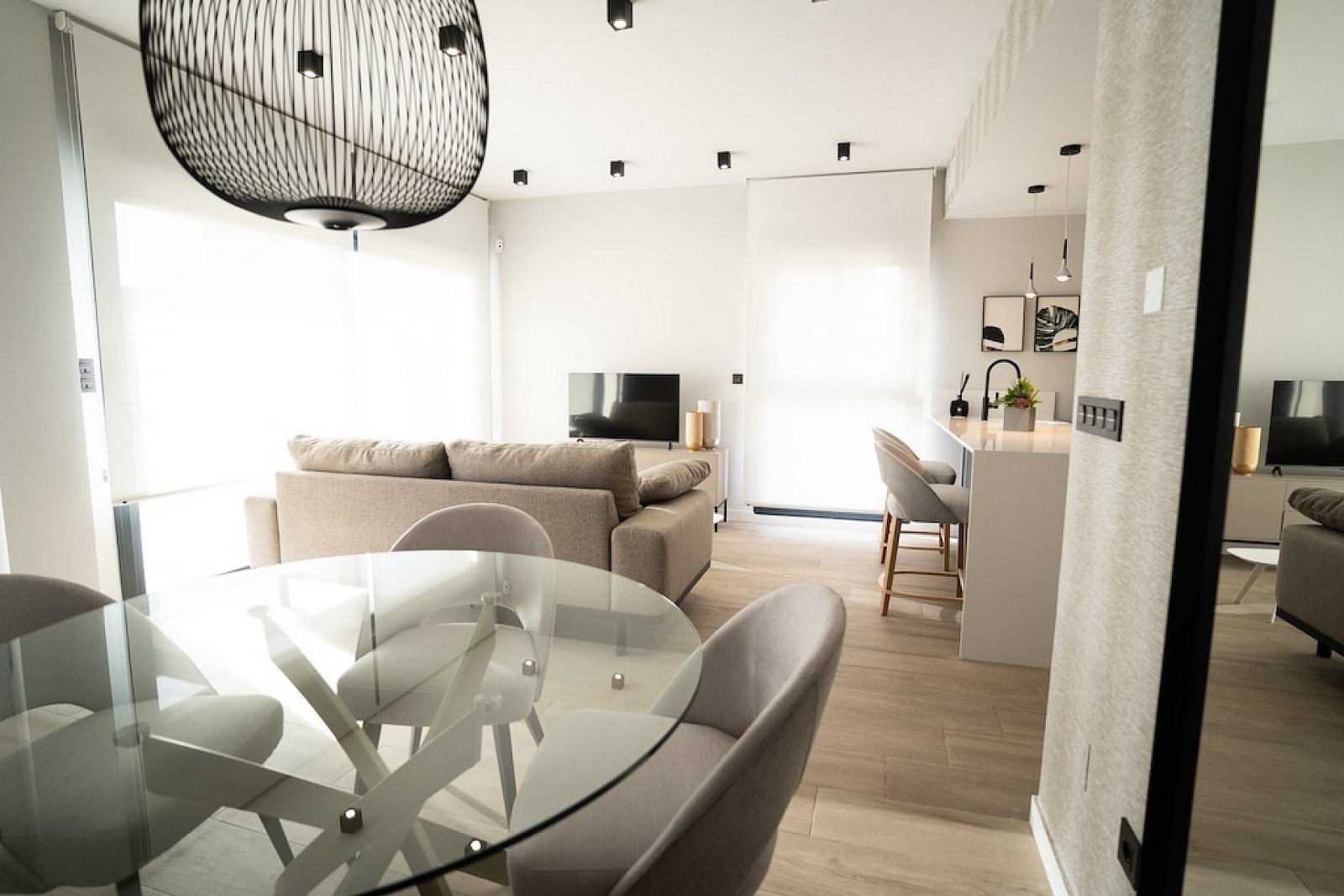 Hochwertige Apartments mit Dachterrasse, Pool & Tiefgarage