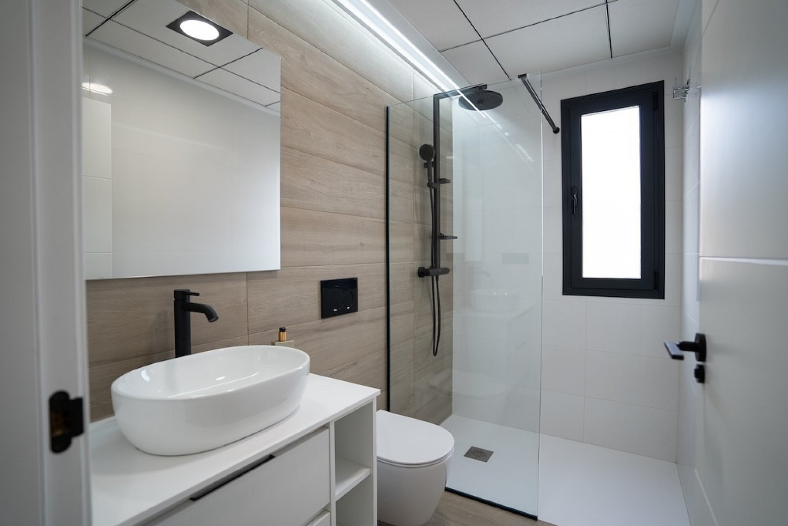 Hochwertige Apartments mit Dachterrasse, Pool & Tiefgarage