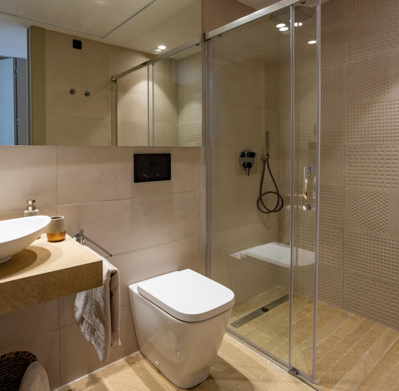 <p>Apartments - solarium provided with 3 Bedrooms and 2 Bathrooms, communal swimming pool and optional underground parking & storage room. </p><p>A...