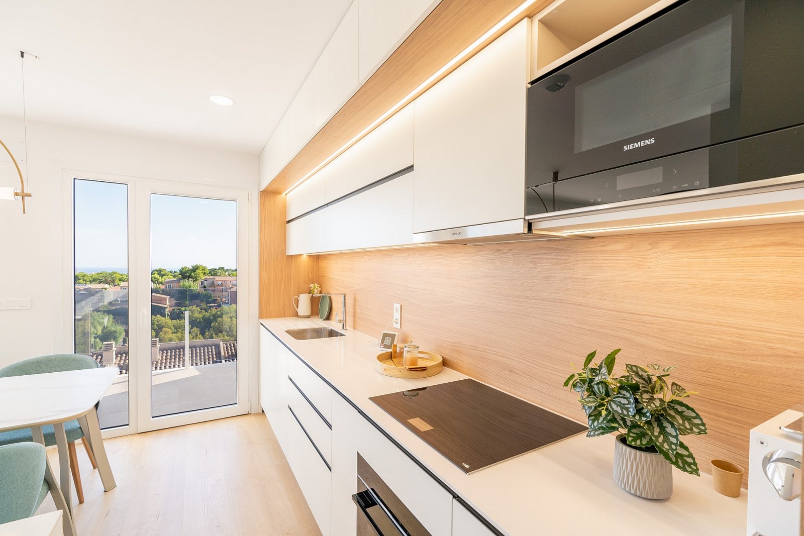 <p>Villa provided with 4 Bedrooms and 3 Bathrooms, communal swimming pool and multiple parking spaces. </p>