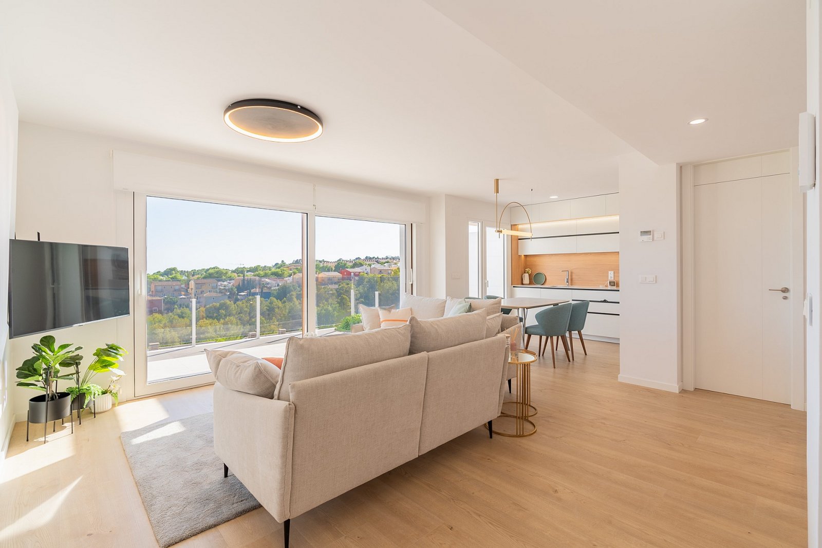 <p>Villa provided with 4 Bedrooms and 3 Bathrooms, communal swimming pool and multiple parking spaces. </p>