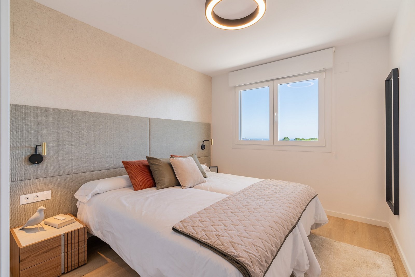 <p>Villa provided with 4 Bedrooms and 3 Bathrooms, communal swimming pool and multiple parking spaces. </p>
