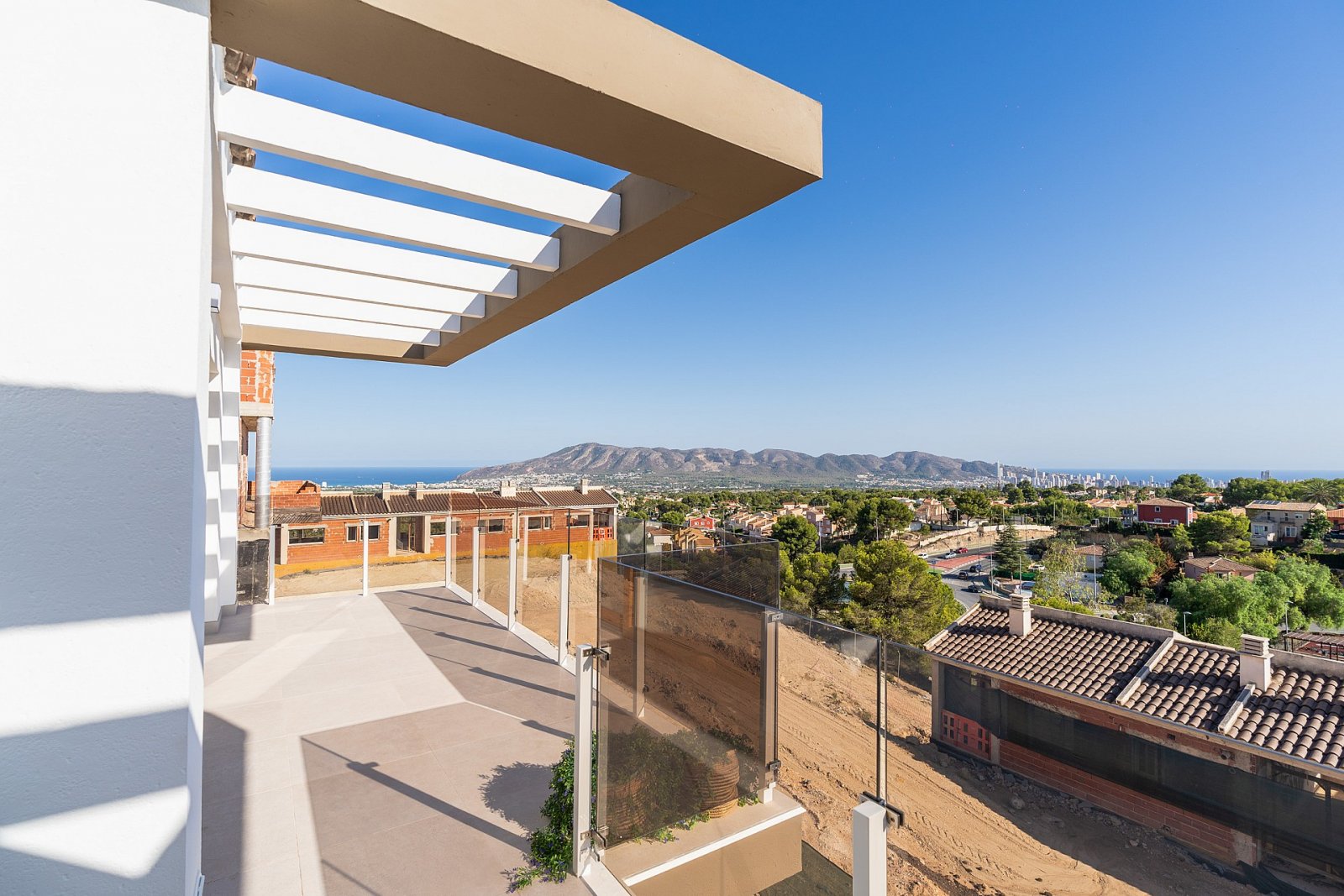 <p>Villa provided with 4 Bedrooms and 3 Bathrooms, communal swimming pool and multiple parking spaces. </p>