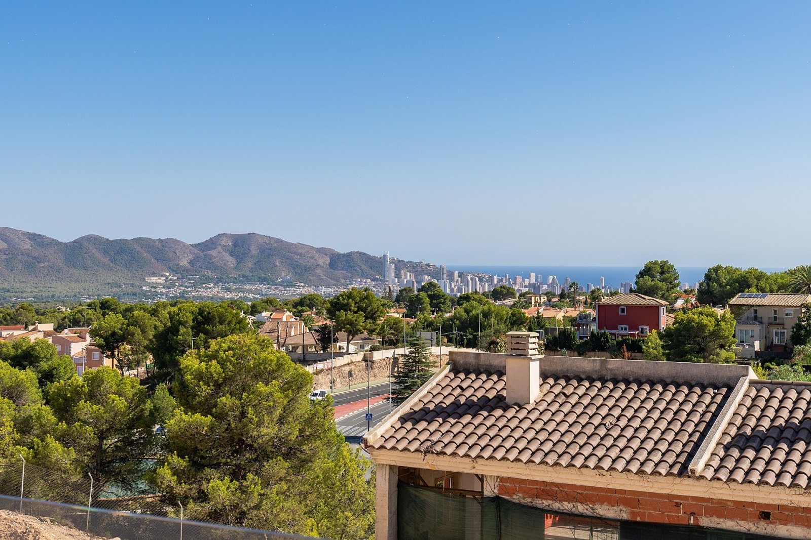 <p>Villa provided with 4 Bedrooms and 3 Bathrooms, communal swimming pool and multiple parking spaces. </p>