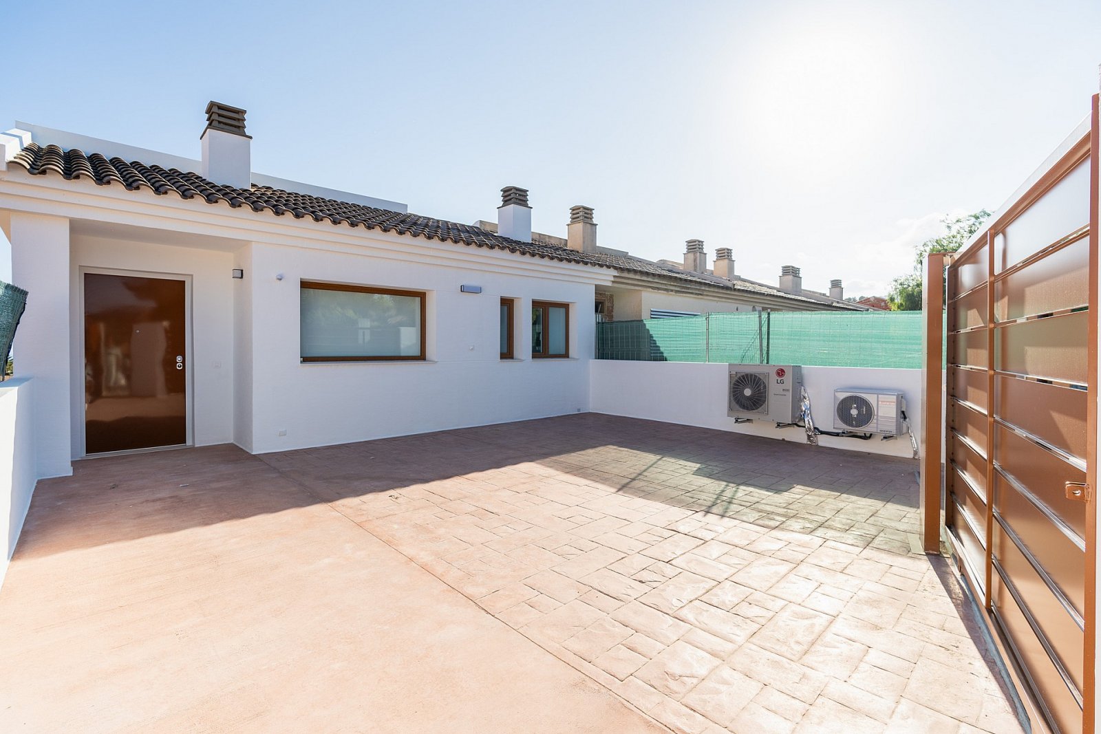 <p>Villa provided with 4 Bedrooms and 3 Bathrooms, communal swimming pool and multiple parking spaces. </p>