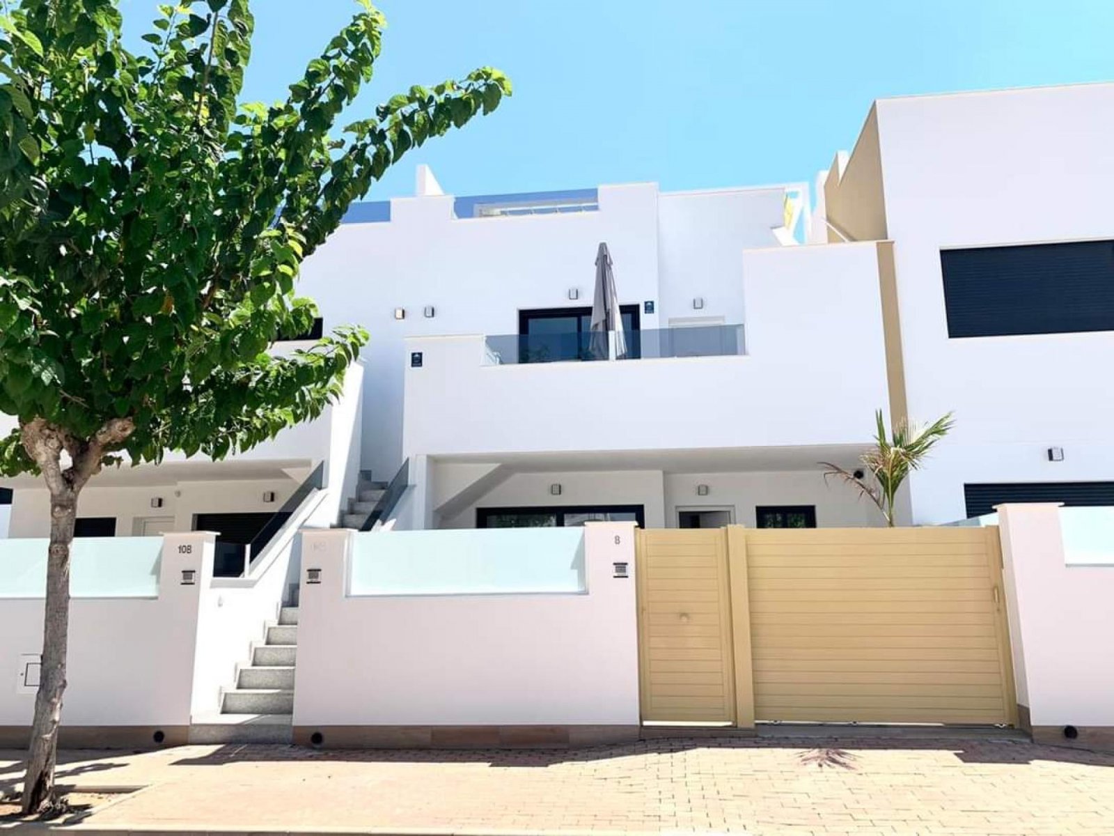 <p>Apartments - solarium provided with 2 Bedrooms and 2 Bathrooms, communal swimming pool and underground parking space with storage room. </p><p>D...