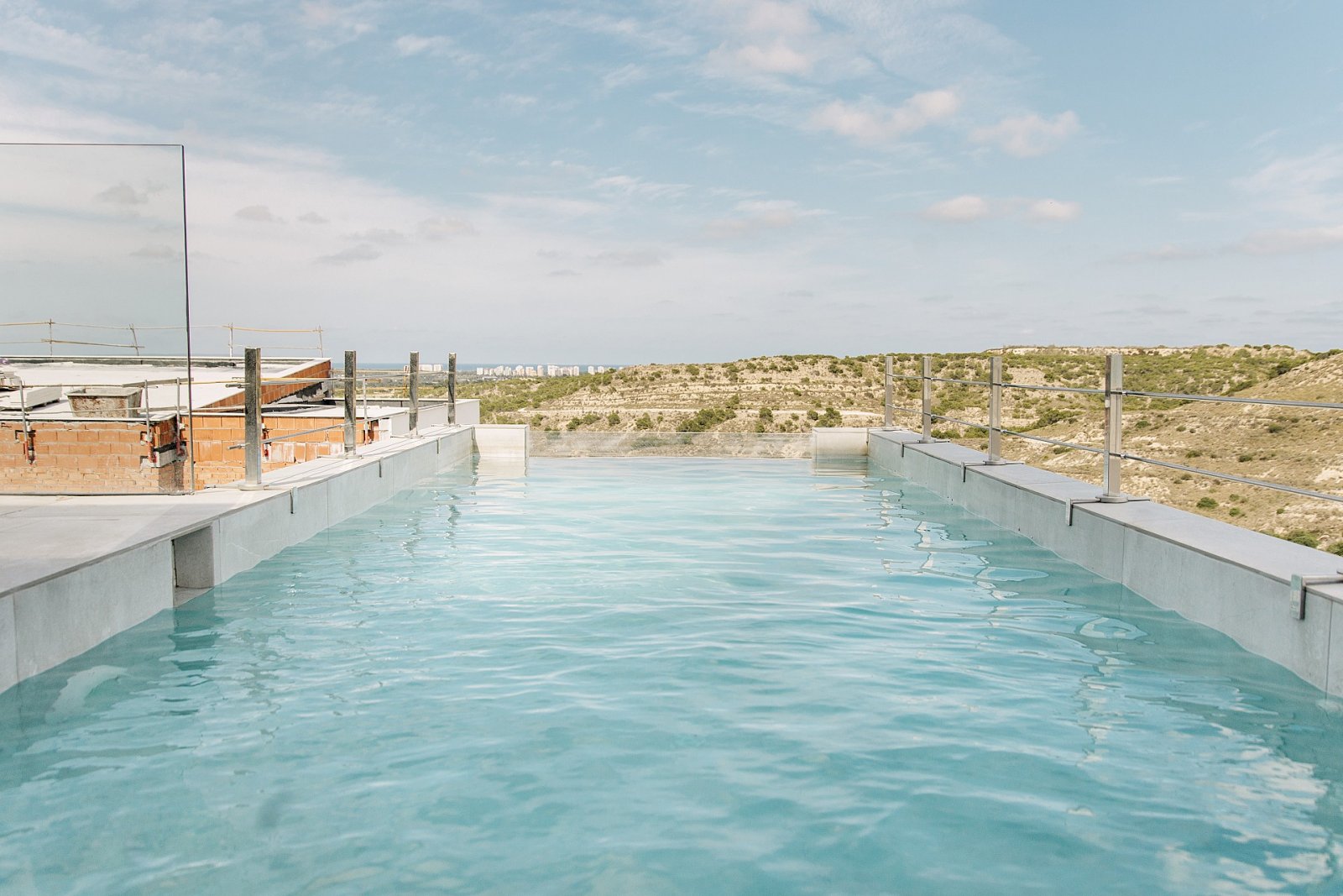 <p>Villa provided with 3 Bedrooms and 3 Bathrooms, infinity swimming pool and private garage. </p><p>The Residencial Oceanic is a unique concept, a...