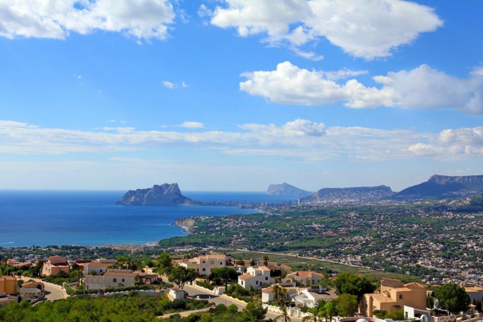 <p>Villa provided with 4 Bedrooms and 3 Bathrooms, infinity swimming pool and underground garage with cellar. </p><p>Exclusive home in a fairytale ...