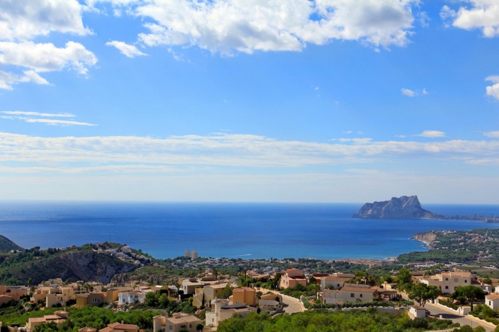 <p>Villa provided with 4 Bedrooms and 3 Bathrooms, infinity swimming pool and underground garage with cellar. </p><p>Exclusive home in a fairytale ...