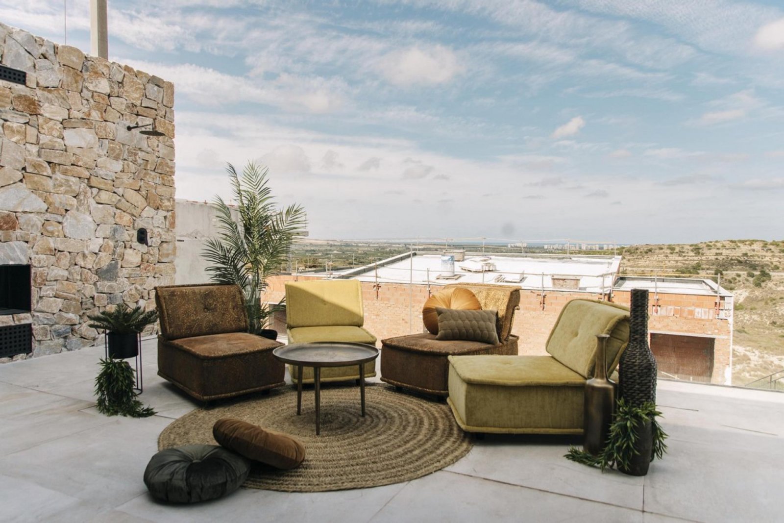 <p>Villa provided with 4 Bedrooms and 4 Bathrooms, infinity swimming pool and private garage. </p><p>The Residencial Oceanic is a unique concept, a...