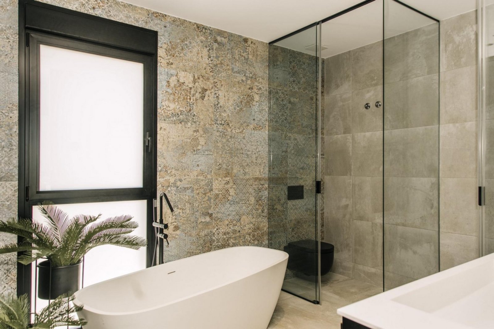 <p>Villa provided with 4 Bedrooms and 4 Bathrooms, infinity swimming pool and private garage. </p><p>The Residencial Oceanic is a unique concept, a...